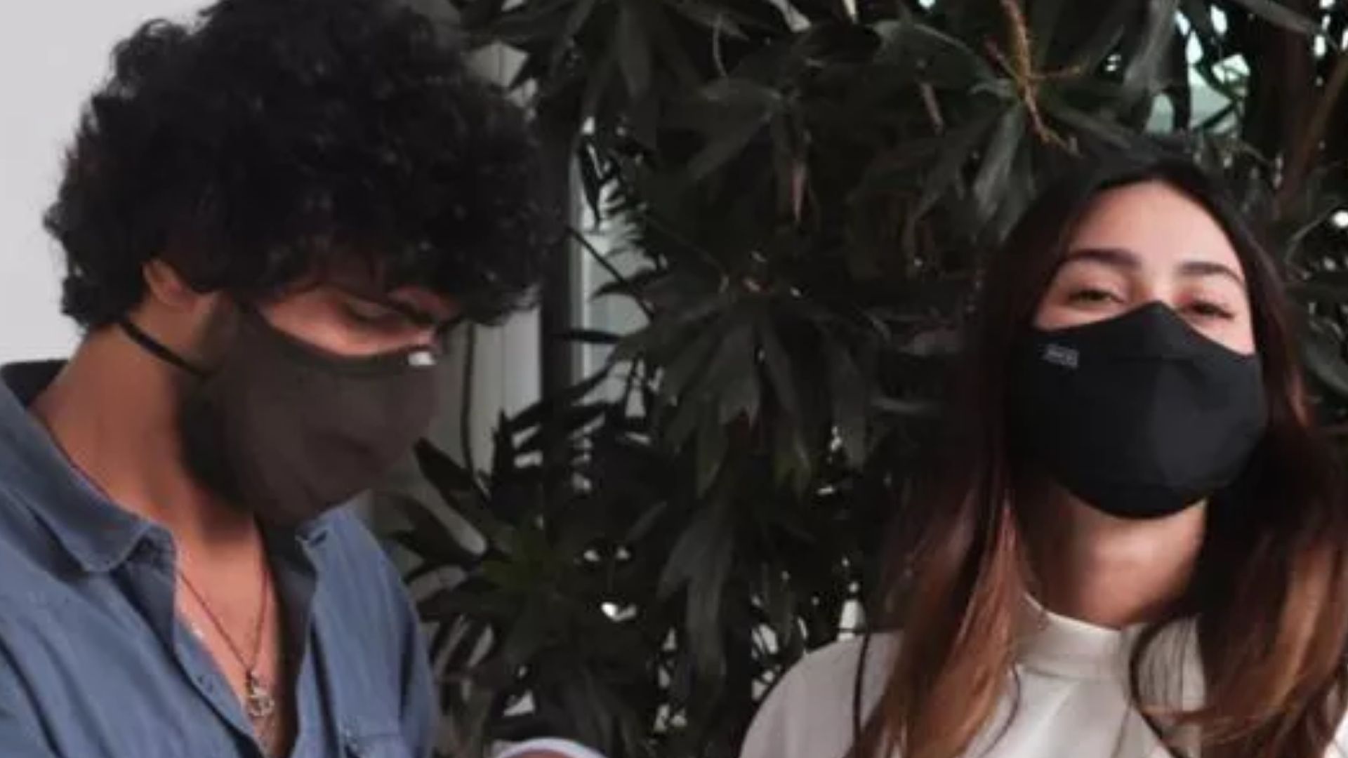 Feliz da vida, Thaila Ayala e Renato Góes deixam maternidade com filho nos braços