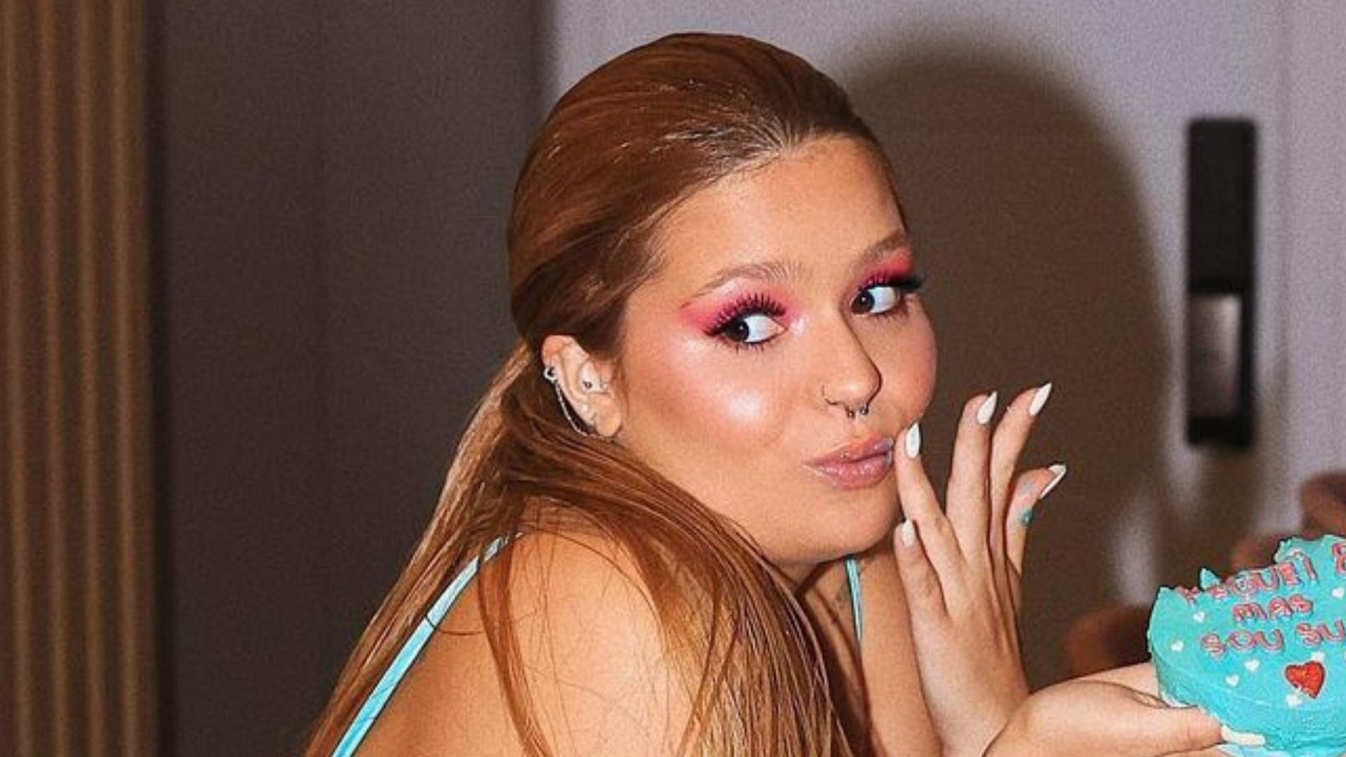 Ex-BBB Viih Tube sensualiza com vestidinho curto e exibe pernões: “Poderosa”