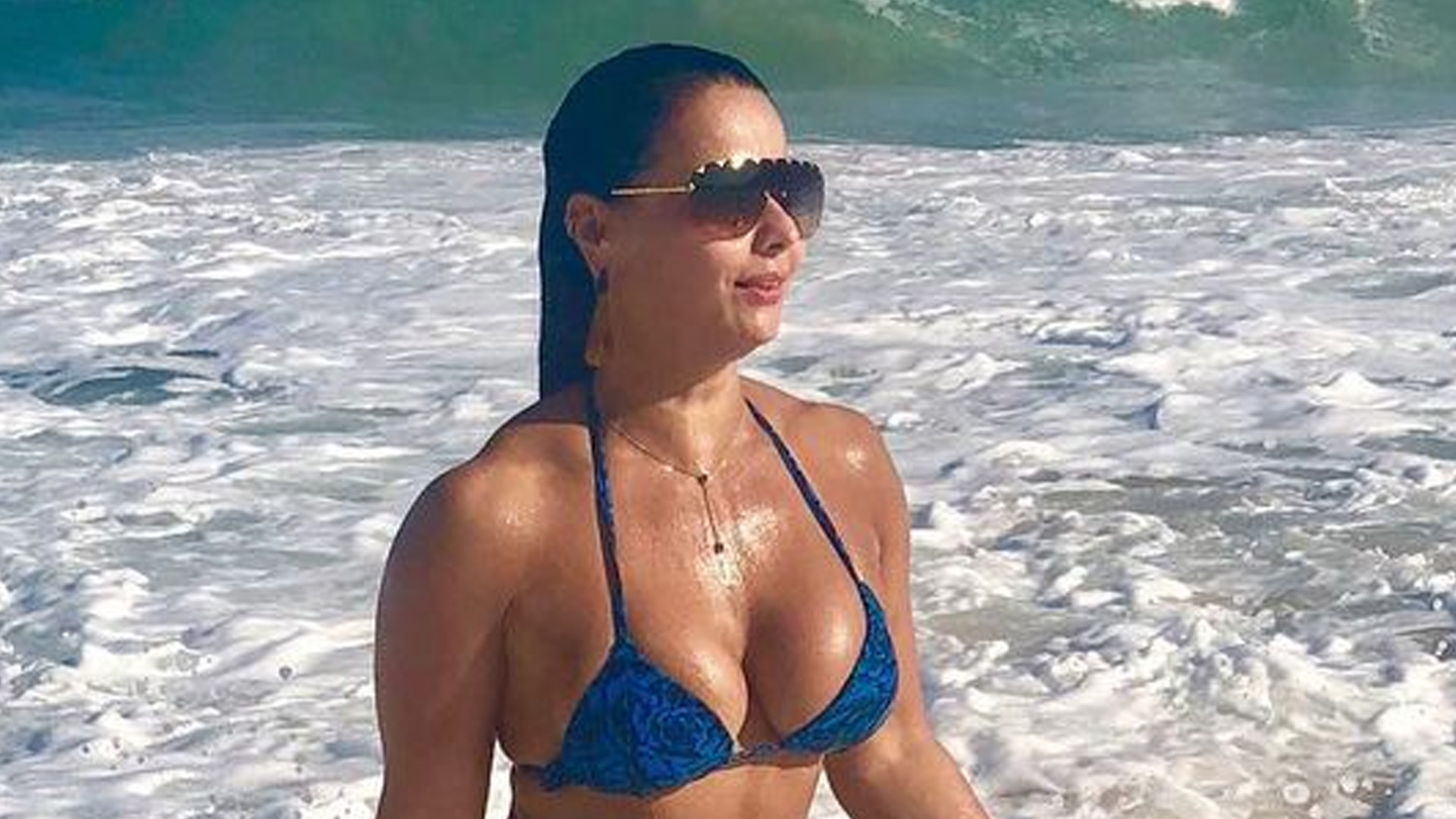 Viviane Araújo posa de fio dental e mostra cinturinha de pilão: “Sereia”