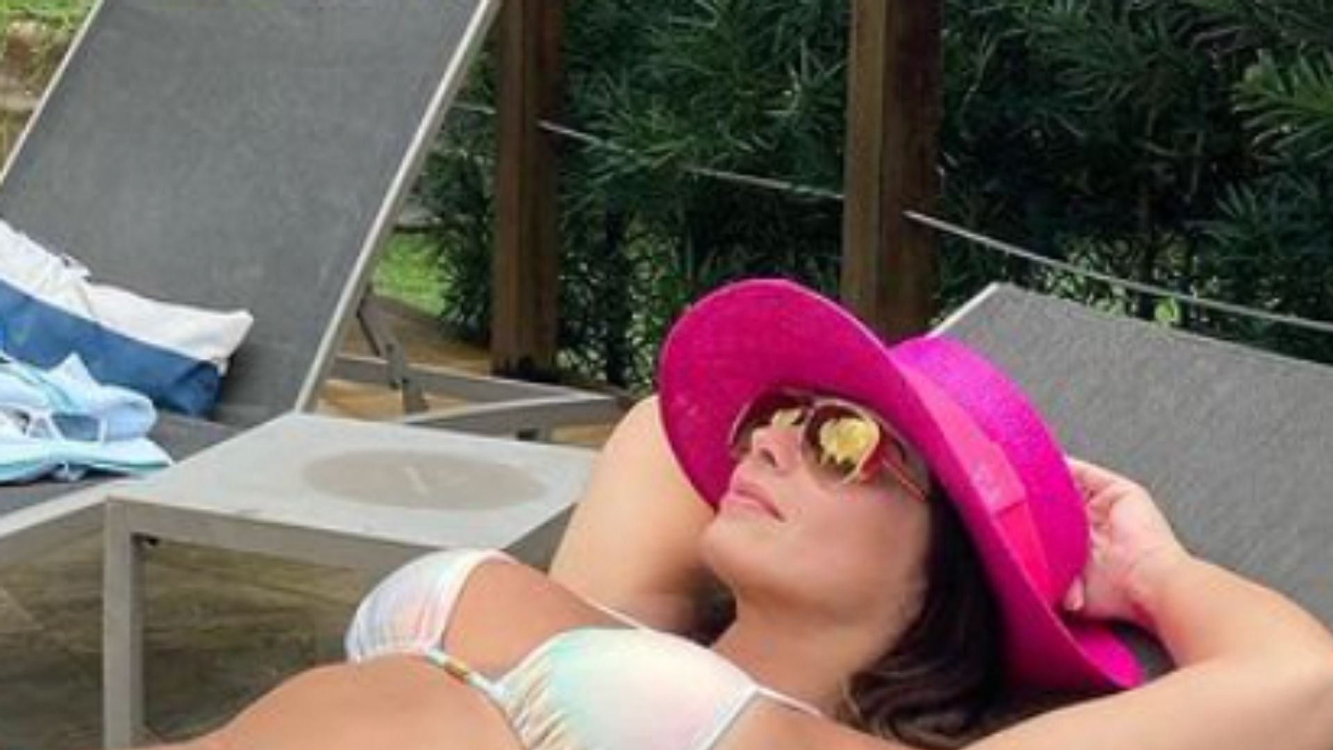 Viviane Araújo posa de biquíni fio-dental e barriga vira assunto: “É real?”