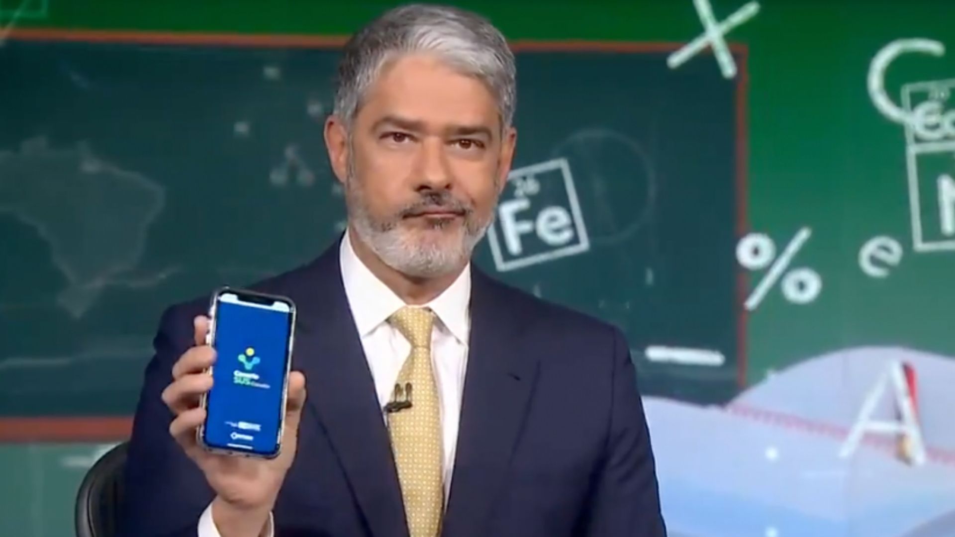 Debochado, William Bonner quebra o protocolo e usa o celular no JN: “Lamento”
