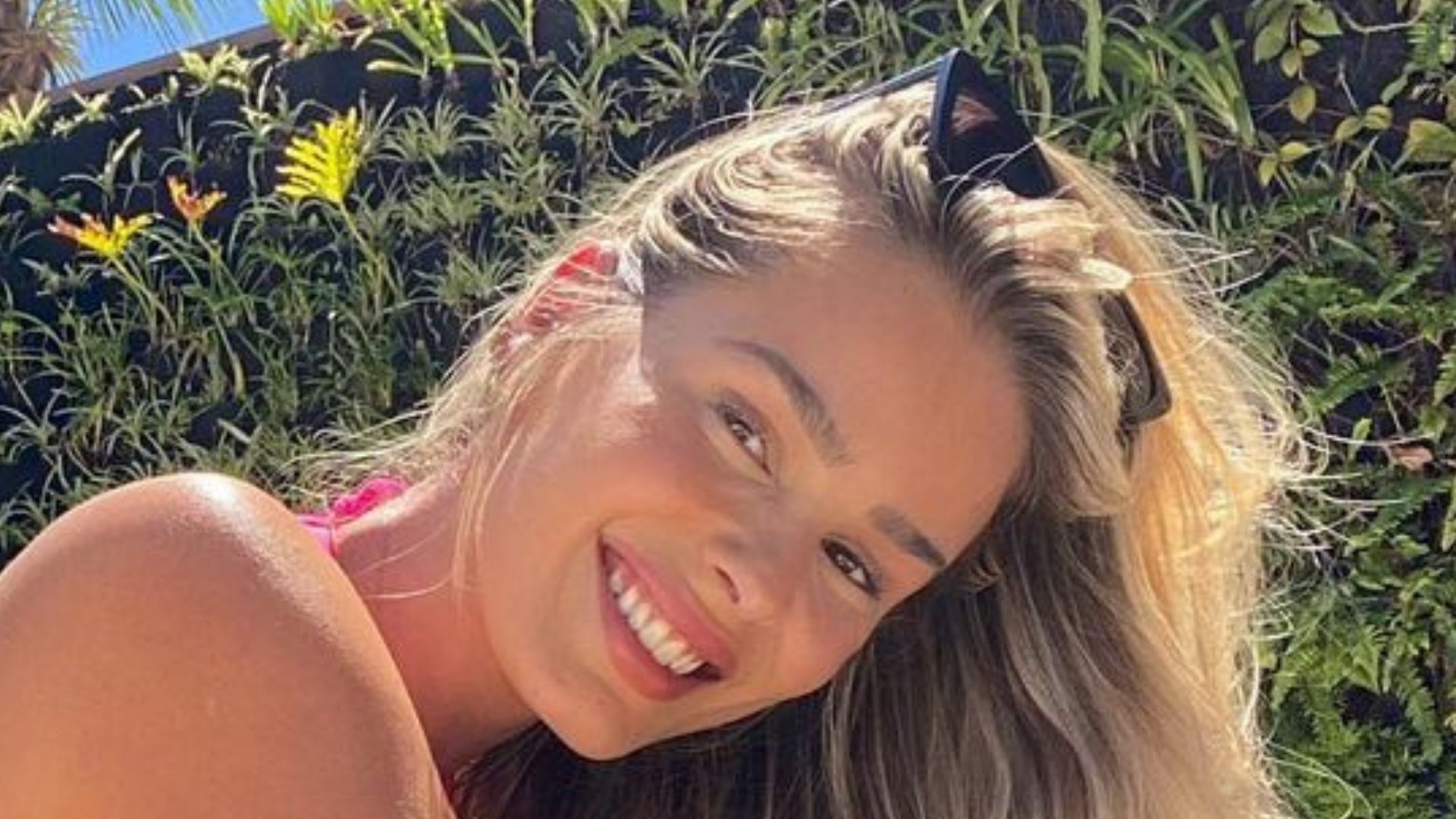 Yasmin Brunet abusa da sensualidade e empina bumbum tatuado: “Sereia”