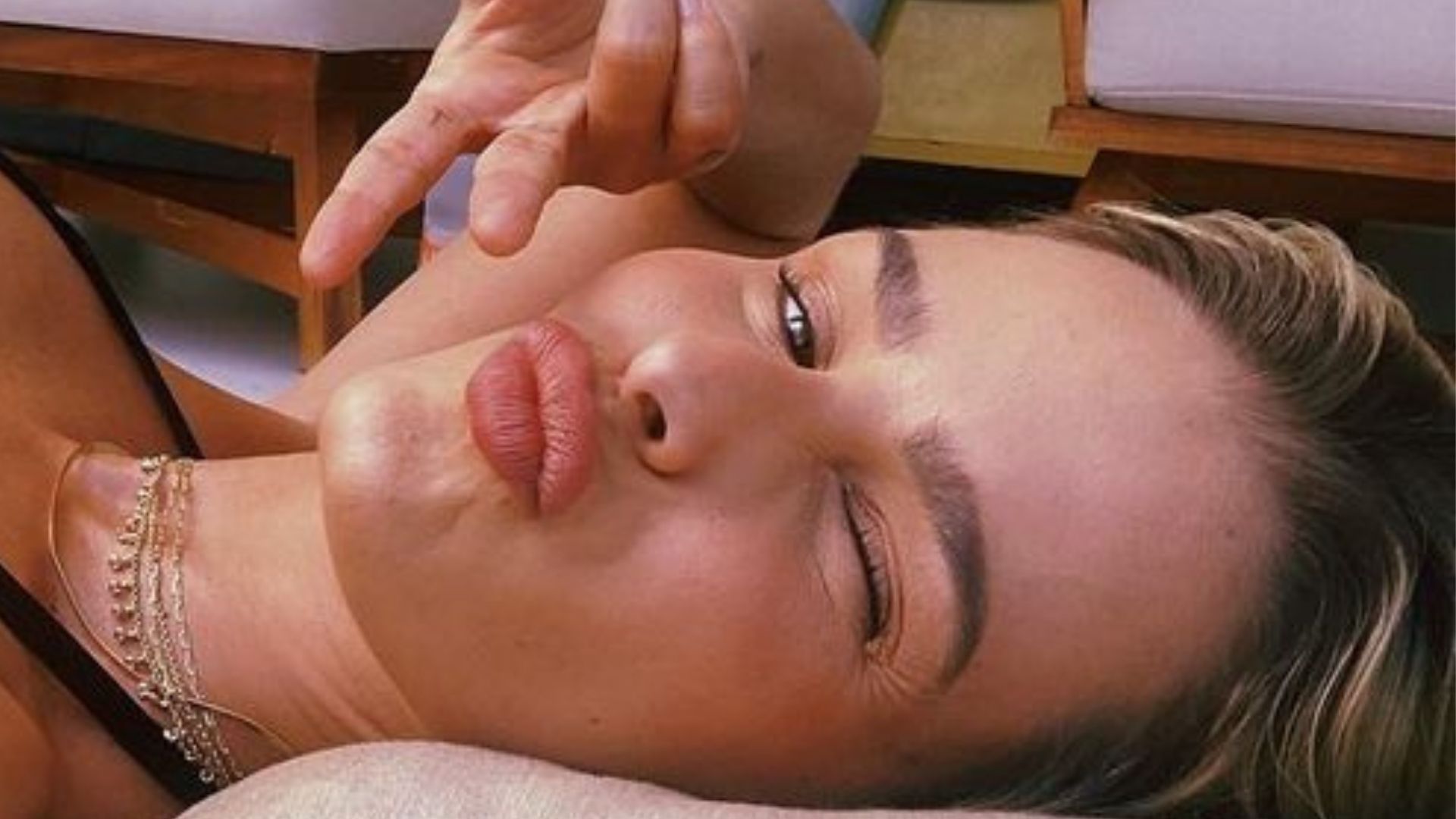 De biquíni, Yasmin Brunet exibe corpo magérrimo enquanto renova bronzeado: “Musa”