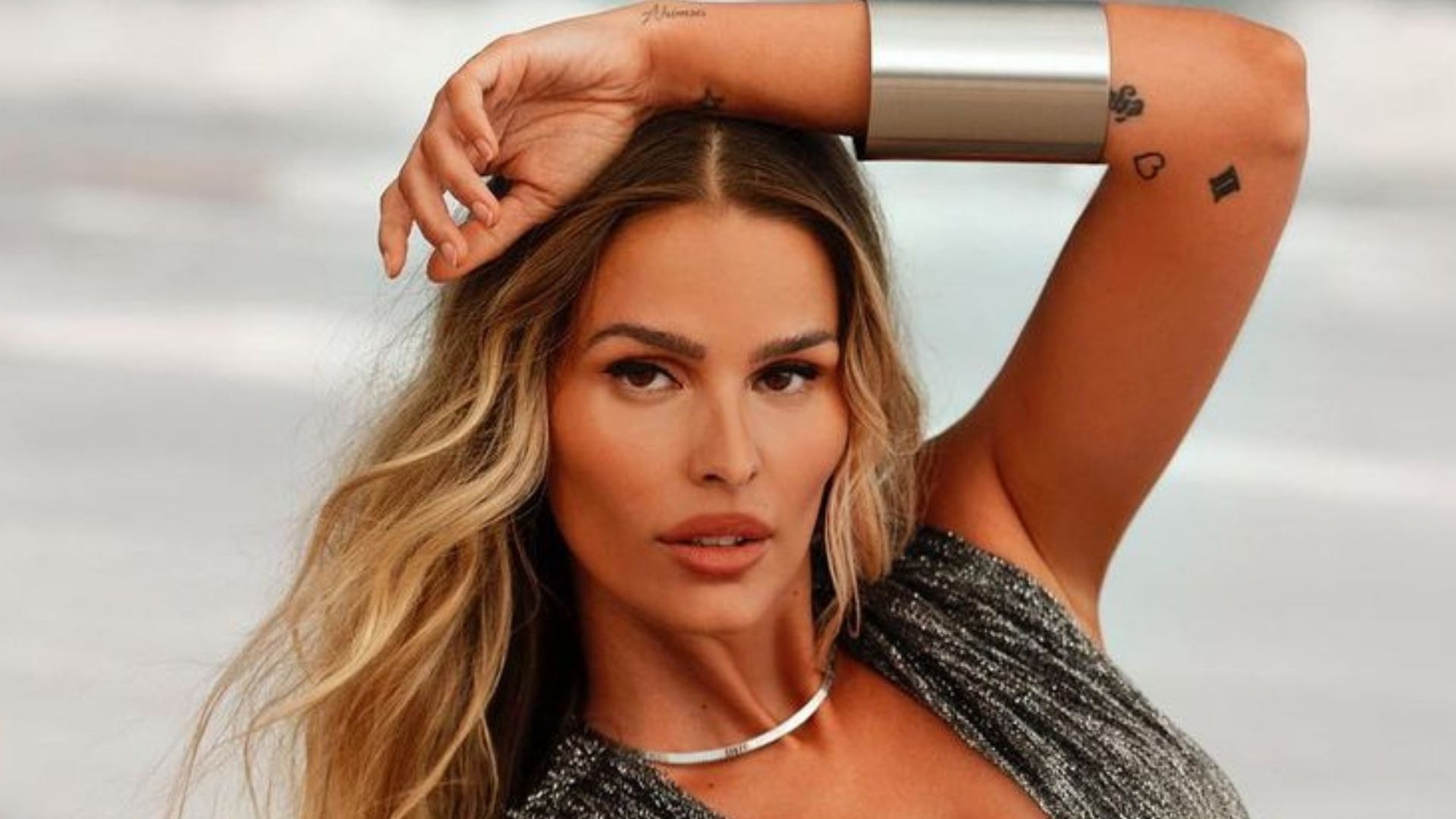 Yasmin Brunet posa com vestidinho extravagante e mostra curvas surreais: “Deusa”