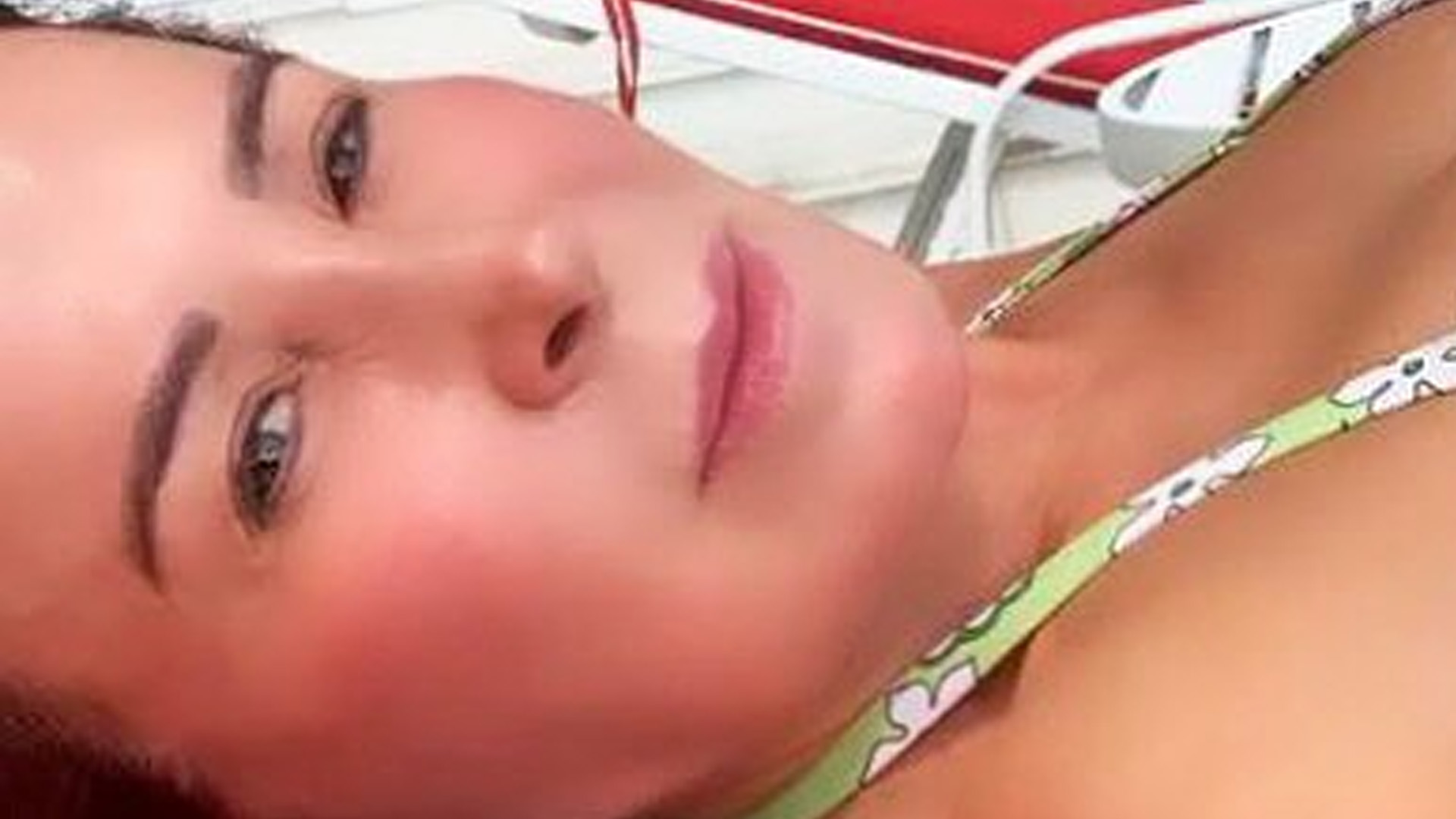 Zilu Camargo posa com biquíni minúsculo e revela tatuagem nos seios: “Mulherão”