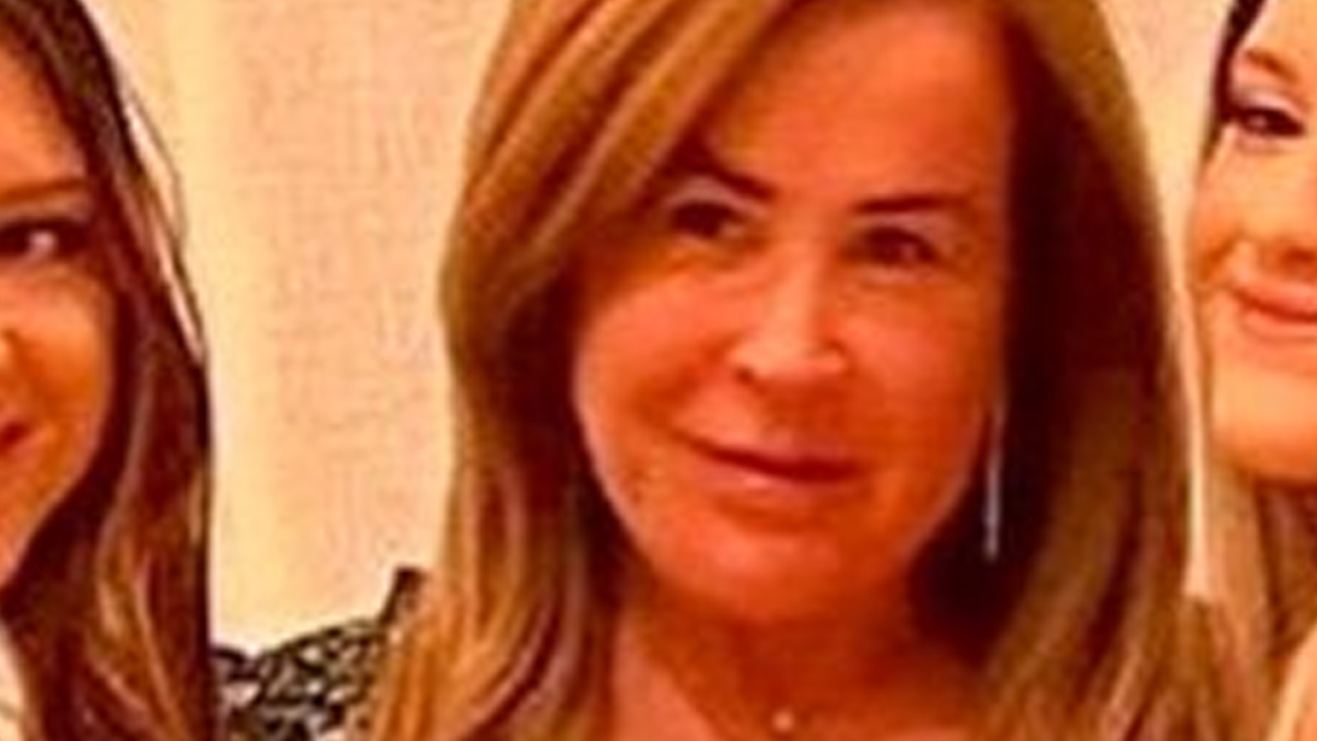 Zilu Camargo posa deslumbrante em aniversário das filhas de Gugu Liberato