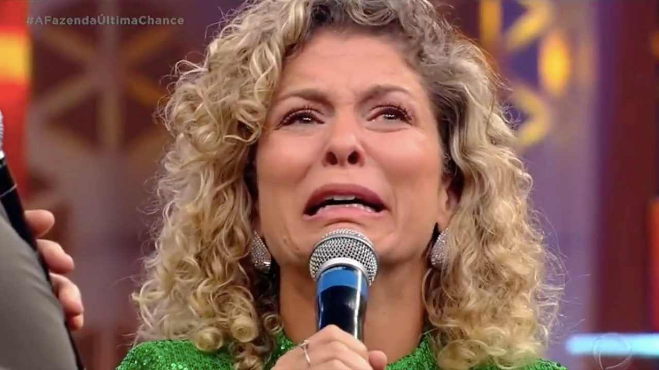 Em um reencontro emocionante, Bárbara Borges cai no choro ao ver filhos após fim de ‘A Fazenda’
