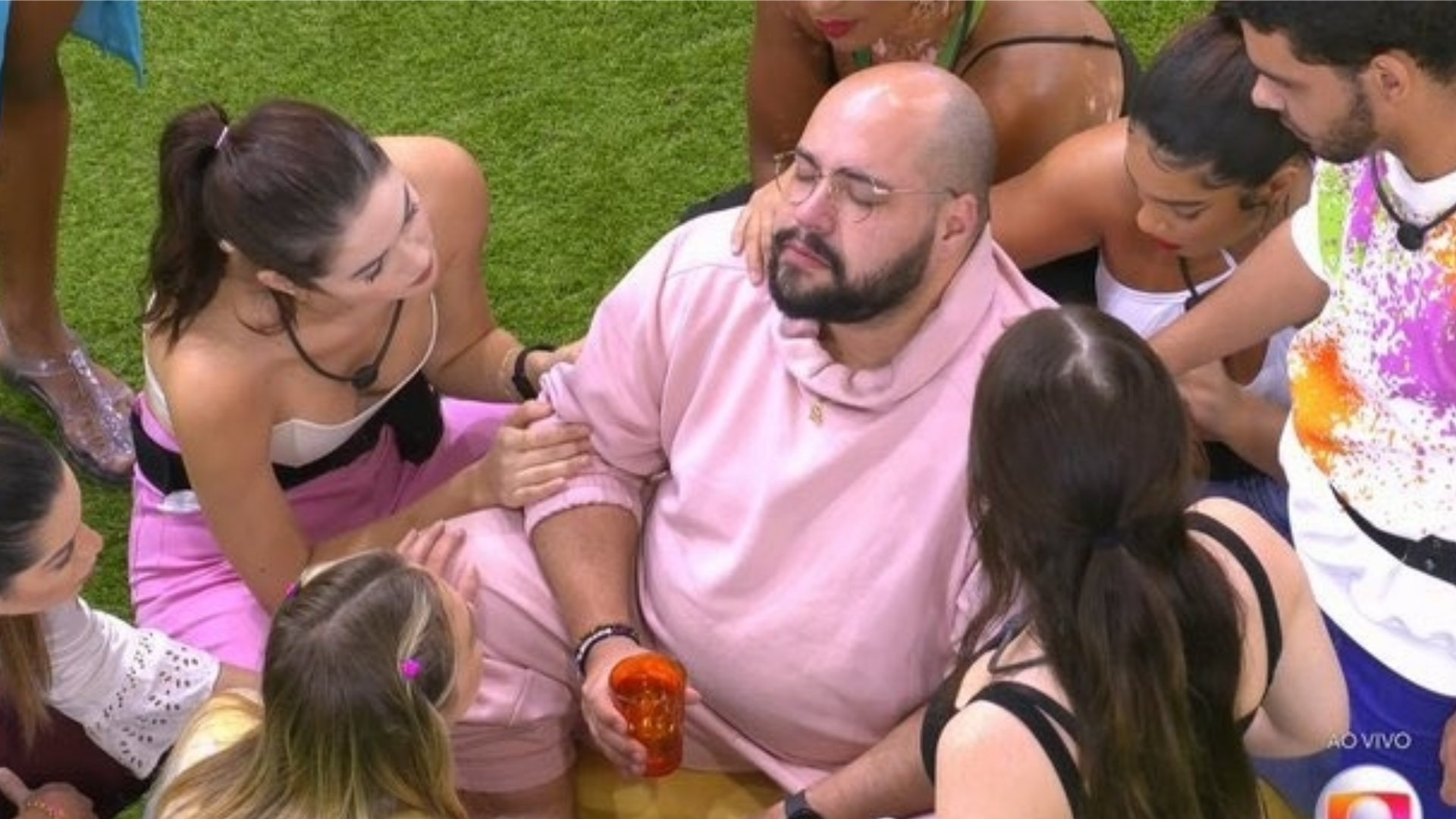 BBB22: Tiago é consolado após saída de Naiara e vira piada: “Primeiro velório”