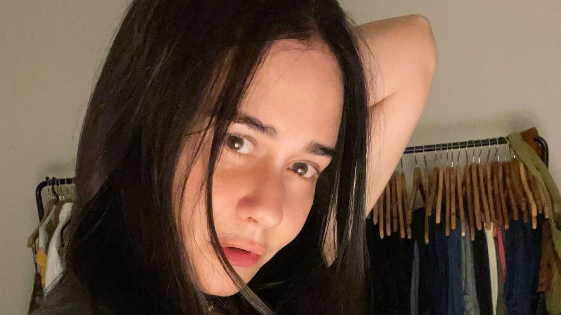 Alessandra Negrini posa sem sutiã e atiça fãs com sensualidade: “Sexy”