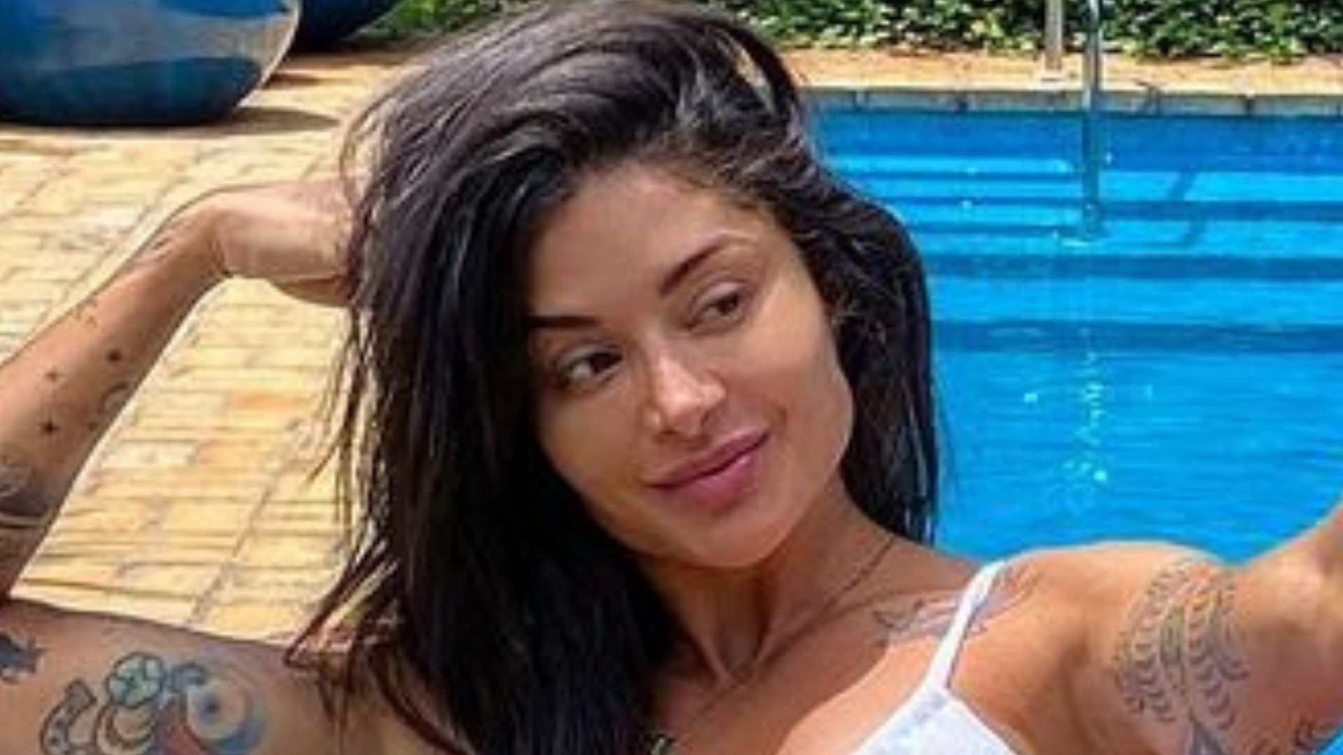 De ladinho, Aline Campos exibe barriga chapada em biquíni trançado: “Gata”
