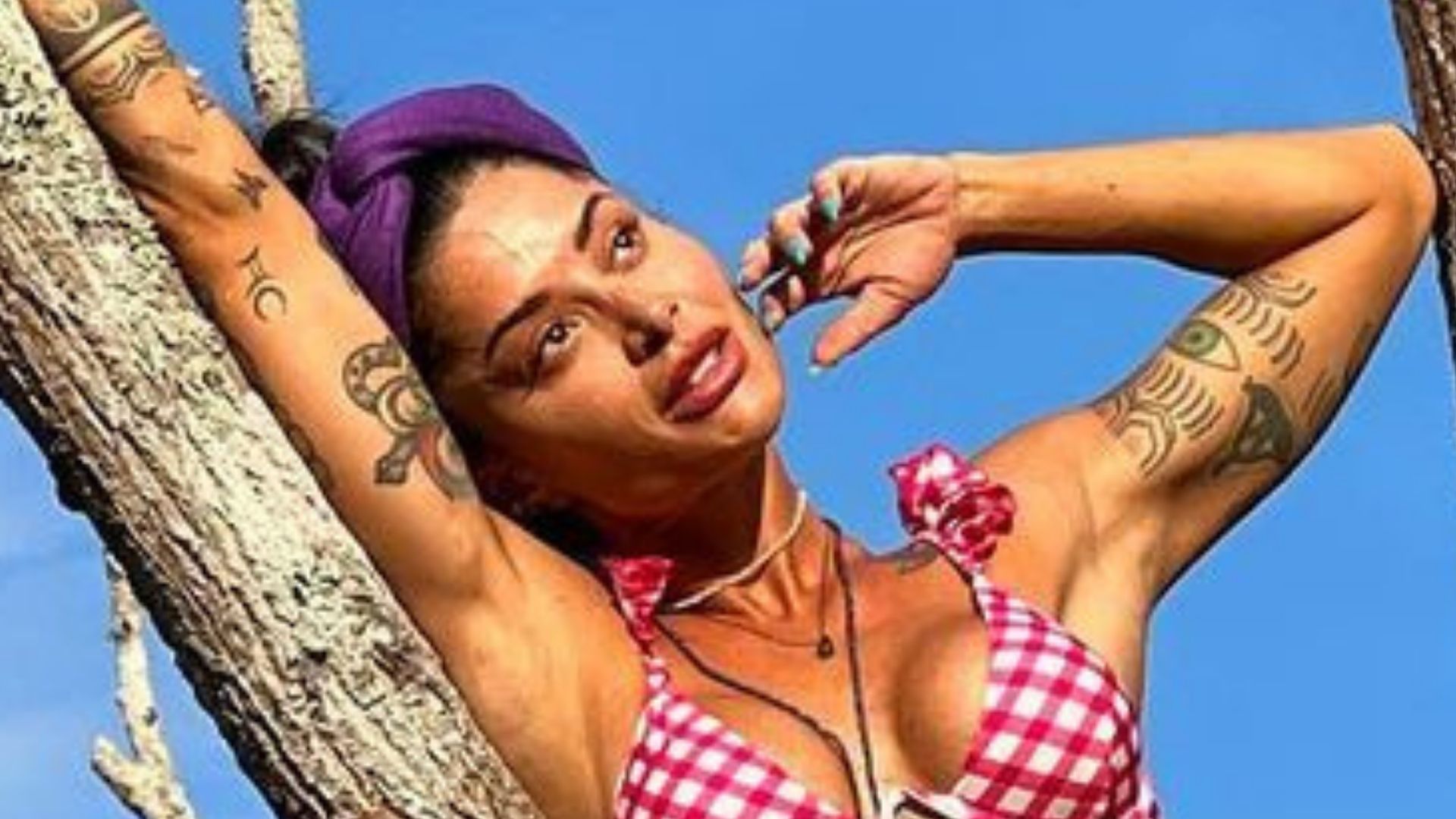 Aline Campos trepa em árvore apenas de fio-dental e bumbum rouba olhares: “Ousada”