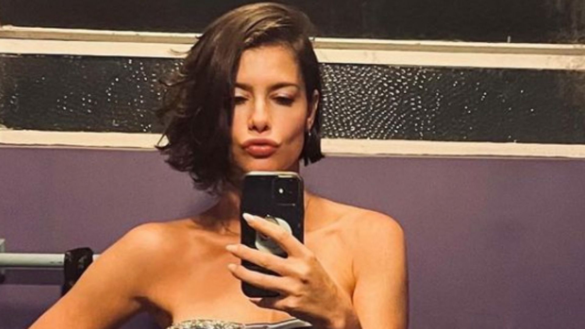 Alinne Moraes posa sexy em banheiro com vestido sem alças: “Perfeita”