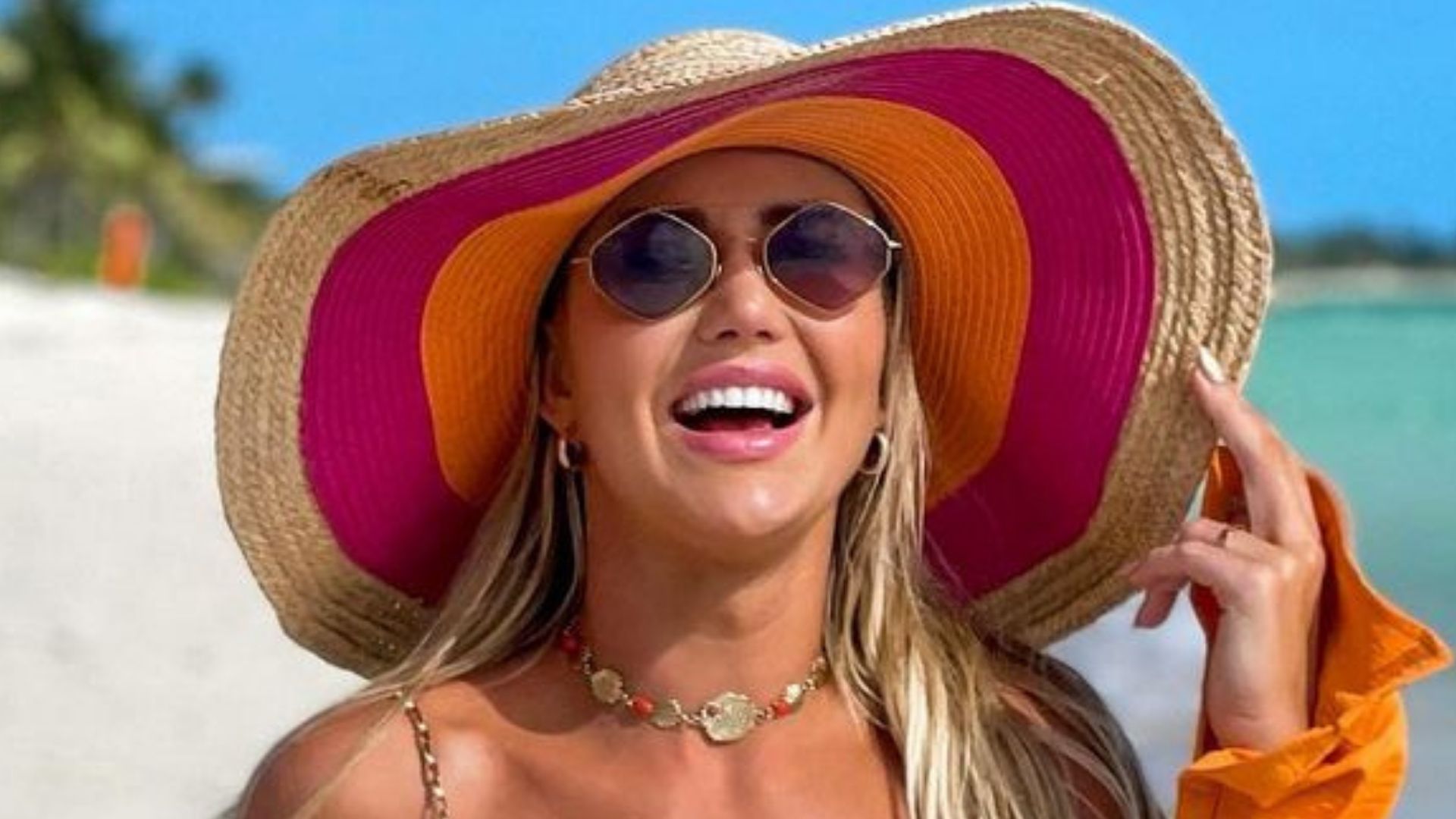 De biquíni, Ana Paula Siebert ostenta barriga chapada à beira-mar: “Deusa”