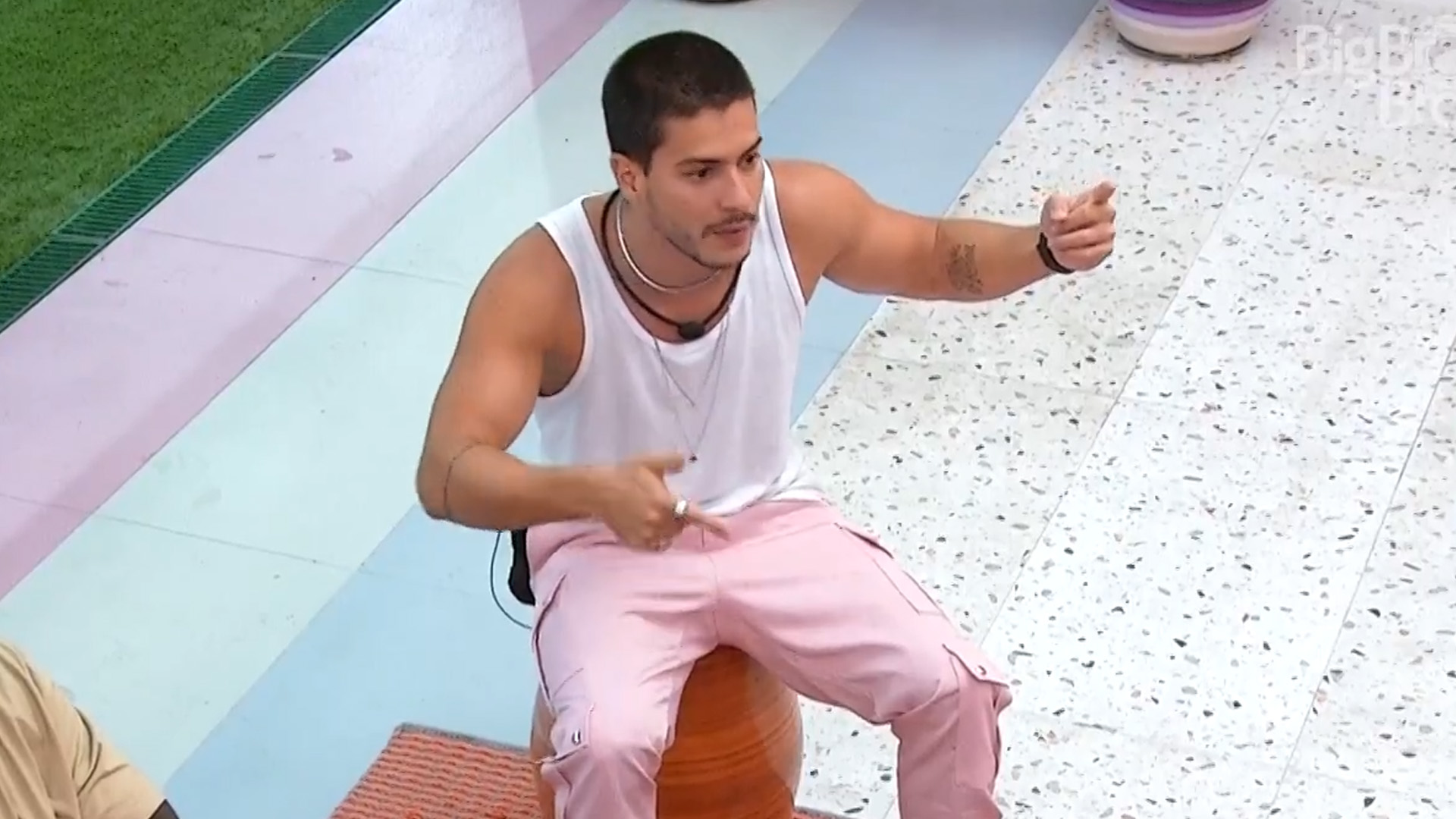 BBB22: Arthur Aguiar tenta acordar aliados para o jogo: “Vão tirar um por um”