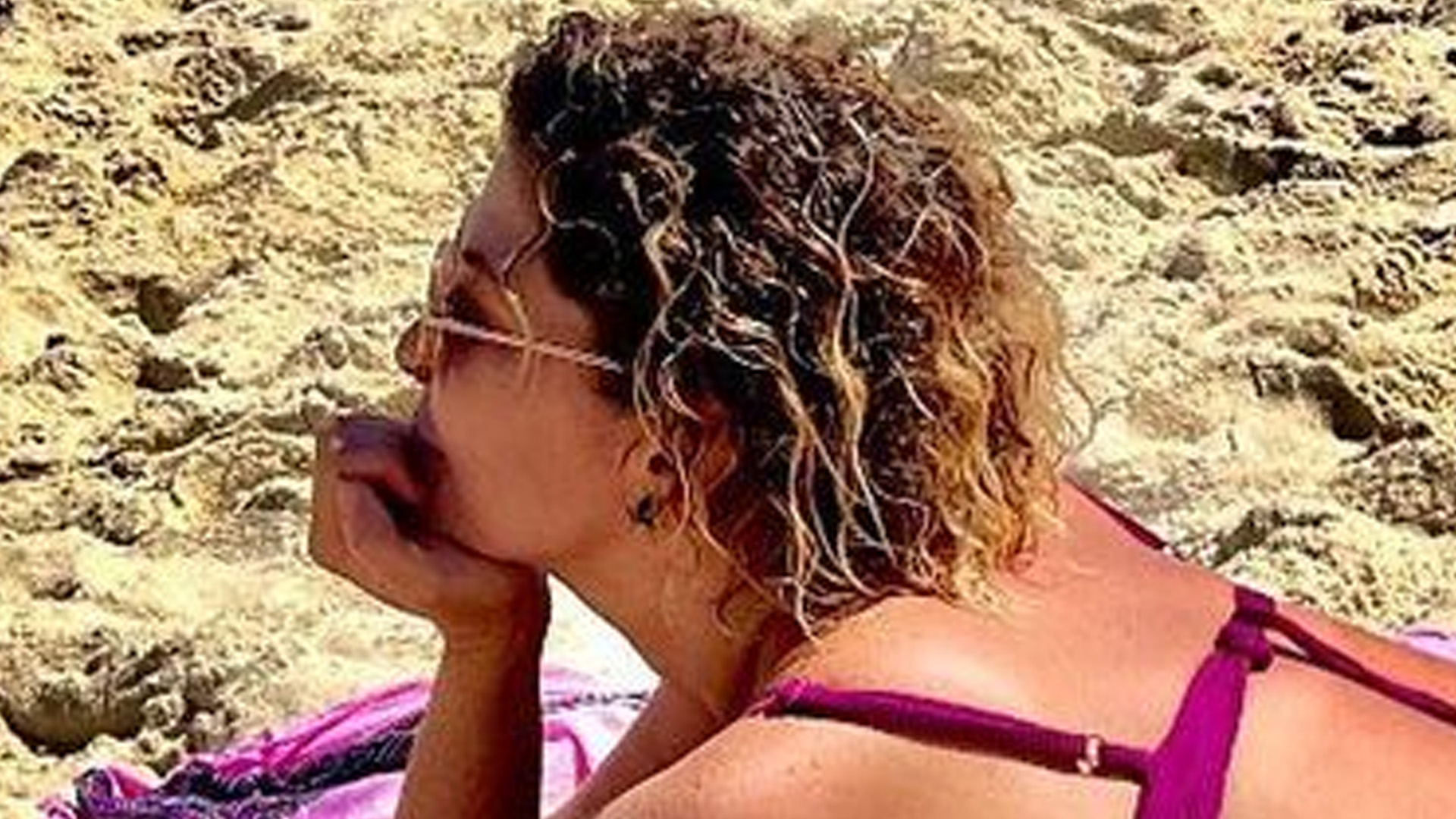 Bárbara Borges toma sol com biquíni sumindo no bumbum: “Espetáculo”