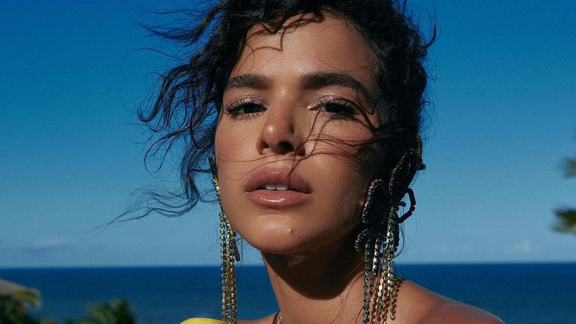 Bruna Marquezine posa com biquíni vazado e mostra quase tudo: “Um abuso”