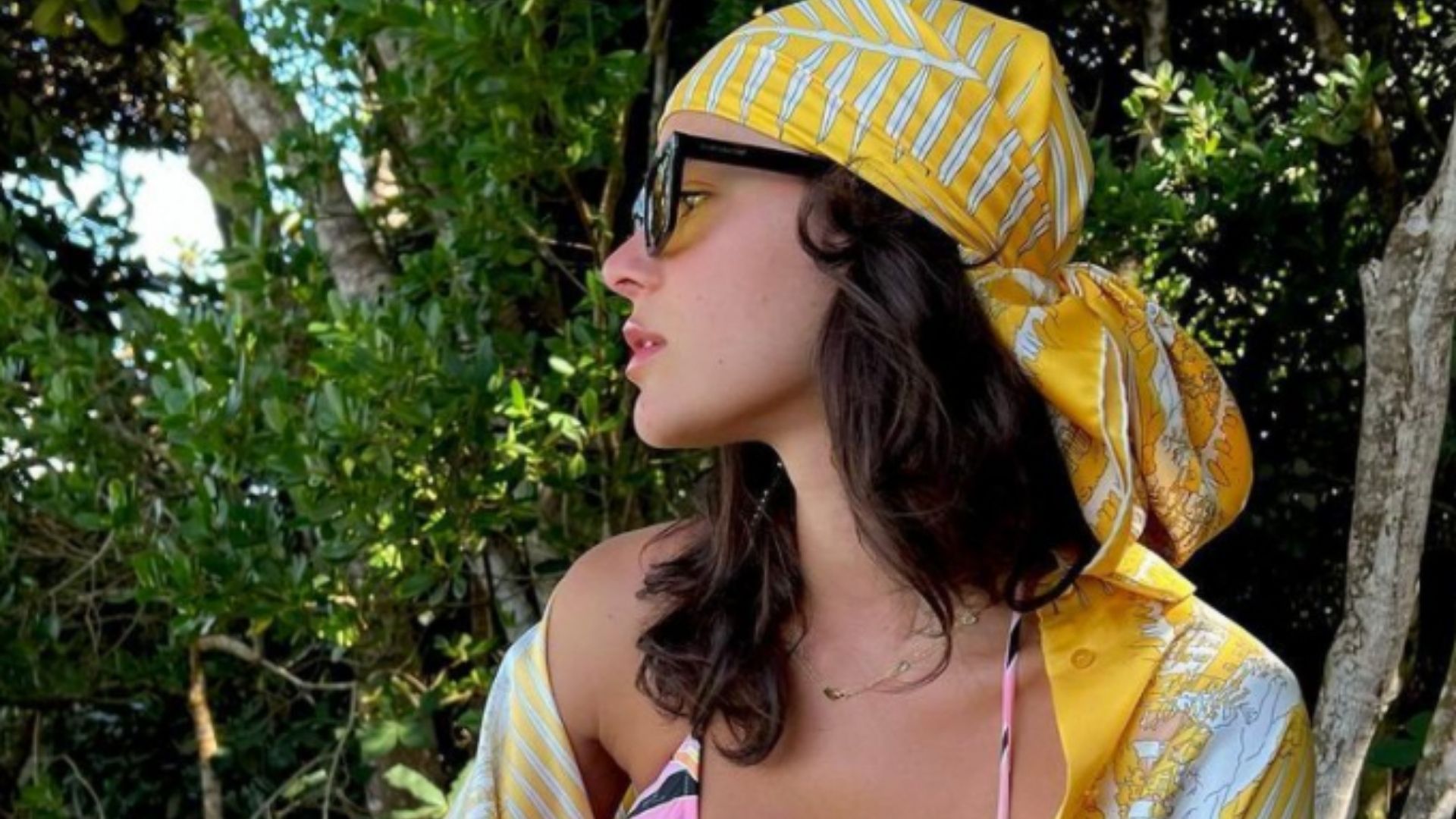 Estilosa, Bruna Marquezine exibe corpaço com biquíni de R$ 3,3 mil: “Perfeita”