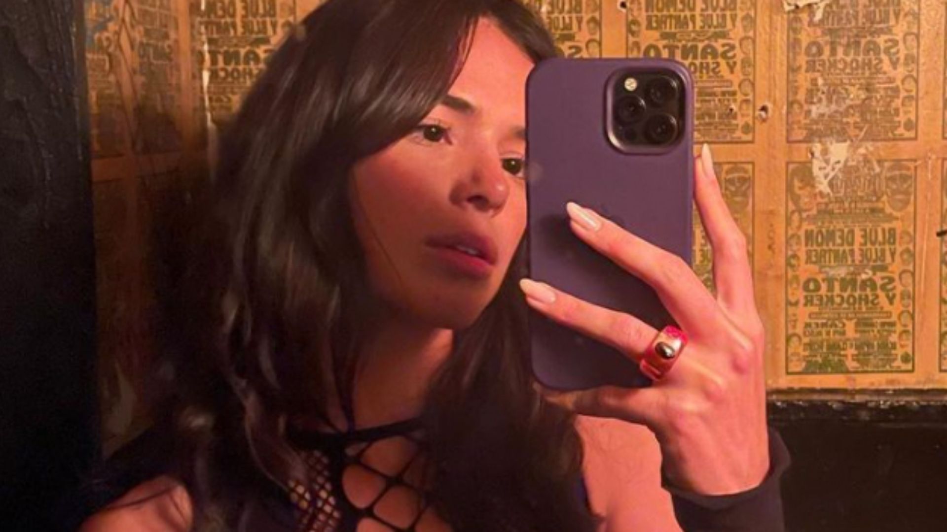 Bruna Marquezine posa na frente do espelho com look escandaloso: “Mulherão”