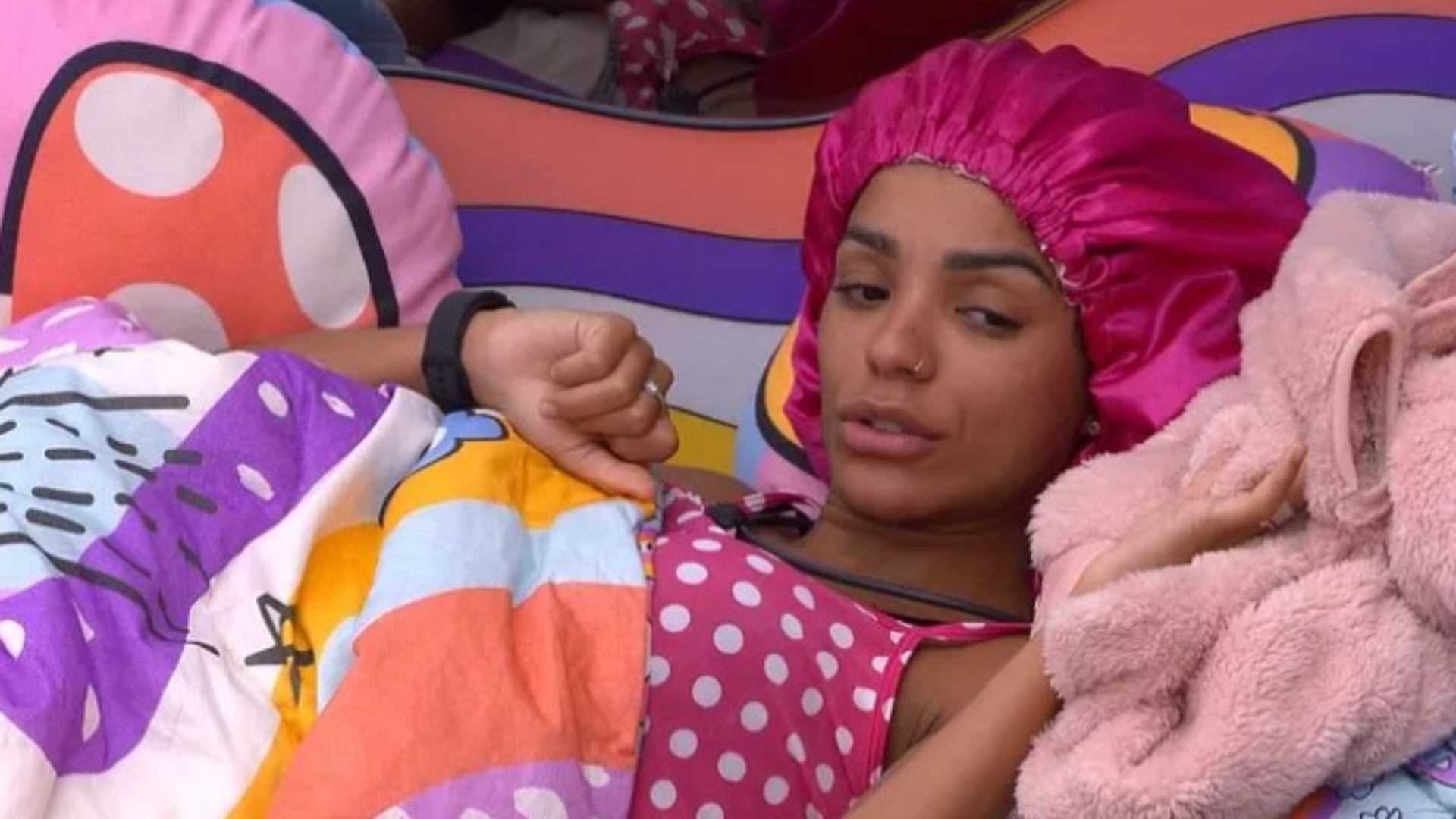 BBB22: Brunna Gonçalves acorda revoltada com brother: “Quem ele acha que ele é?”