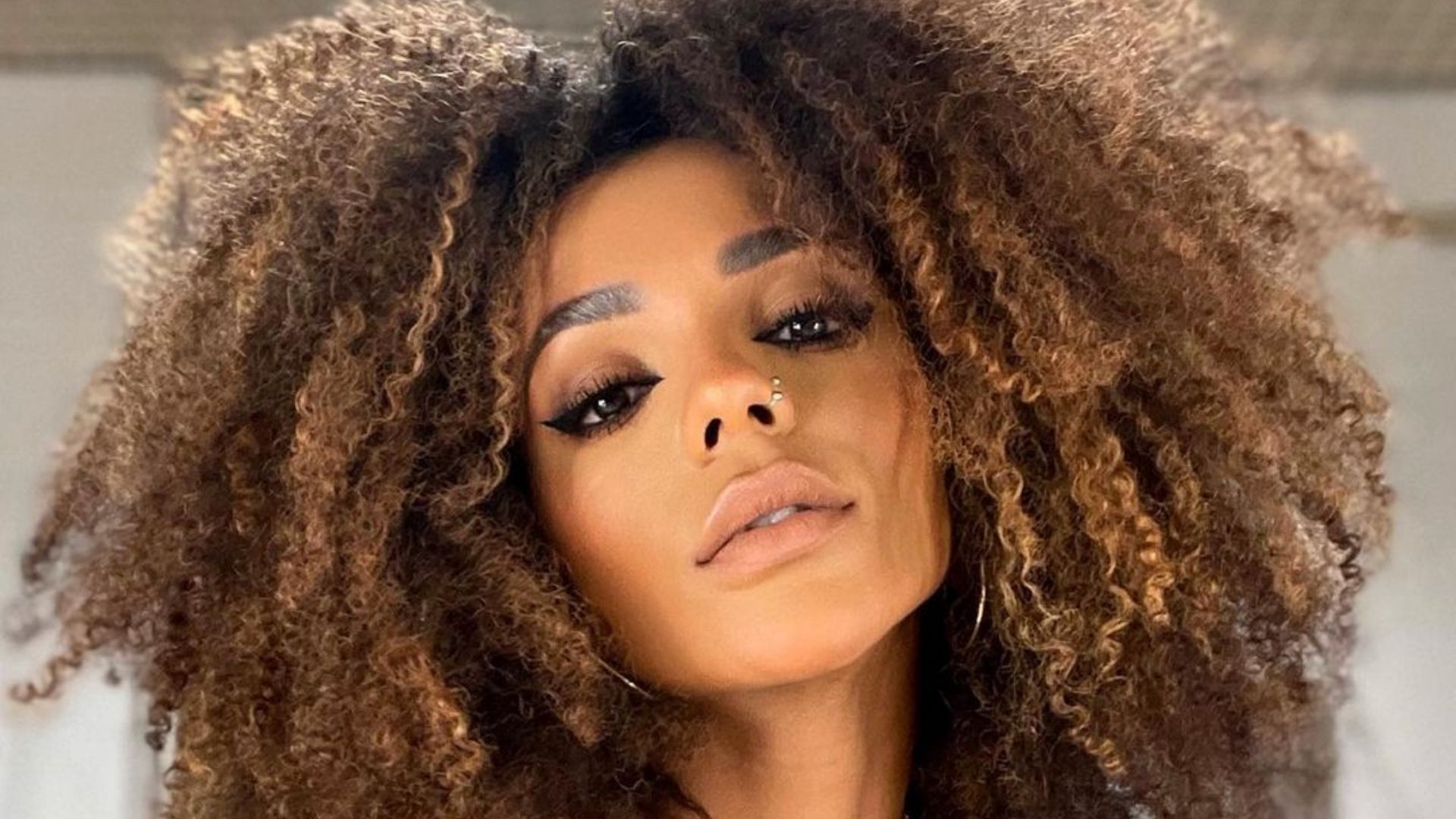Fora do BBB22, Brunna Gonçalves quase mostra demais em decotão e fãs piram: “Musa”