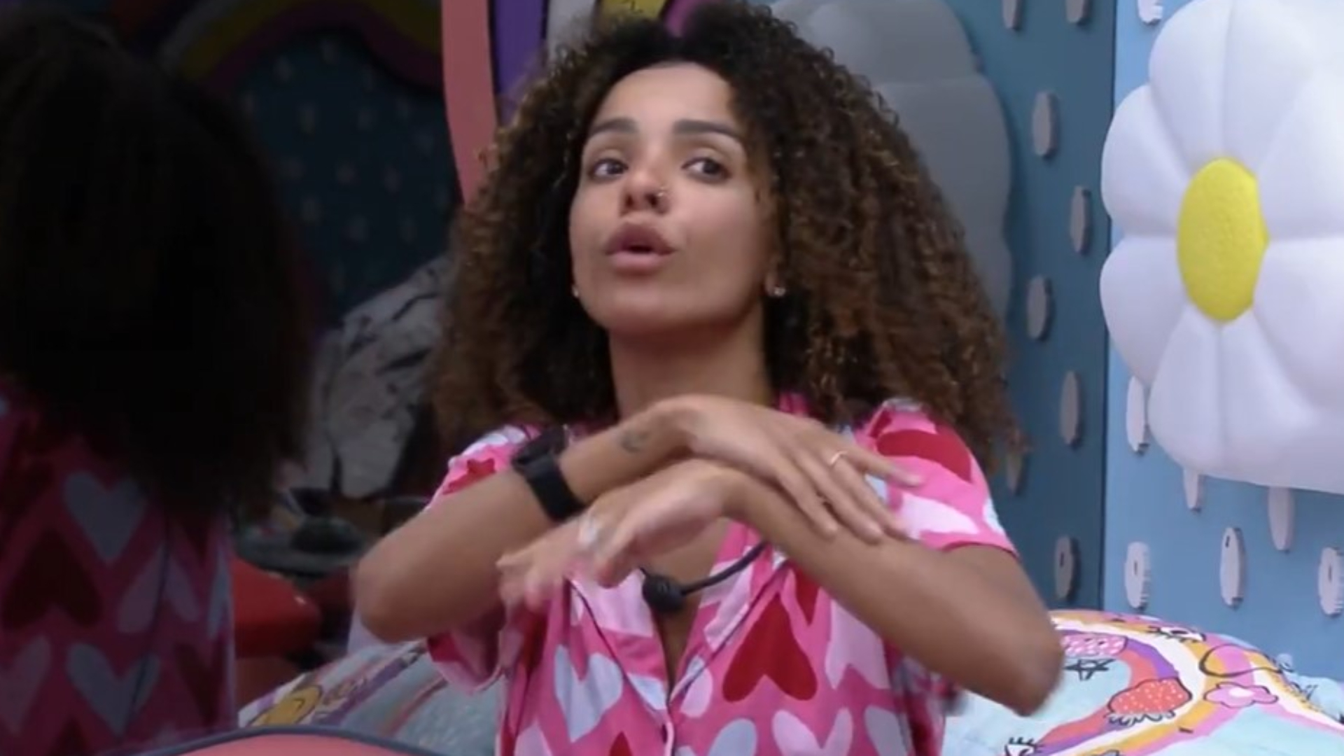 BBB22: Brunna não segura a língua e revela que já conhecia sister: “Muito doida”