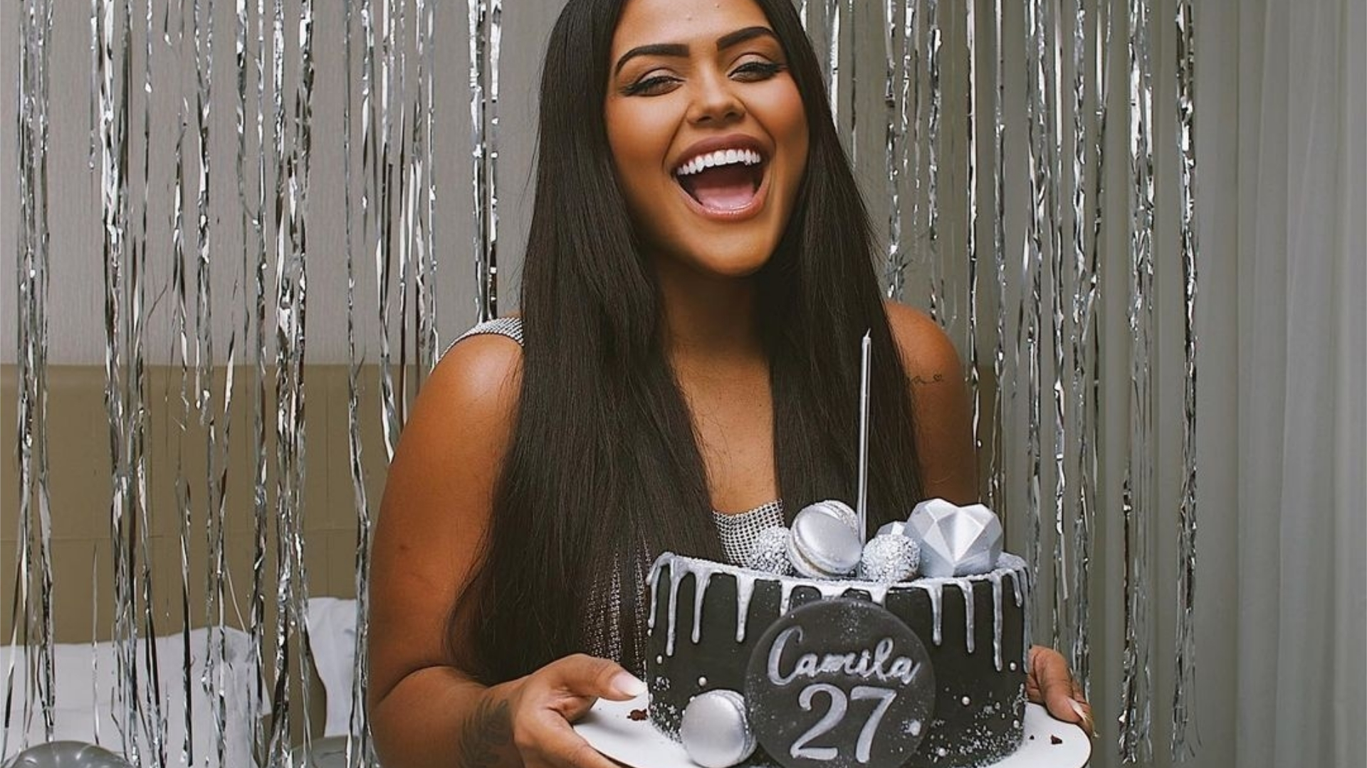 Recusada pelo BBB, Camila Loures faz festa de aniversário com tema do reality