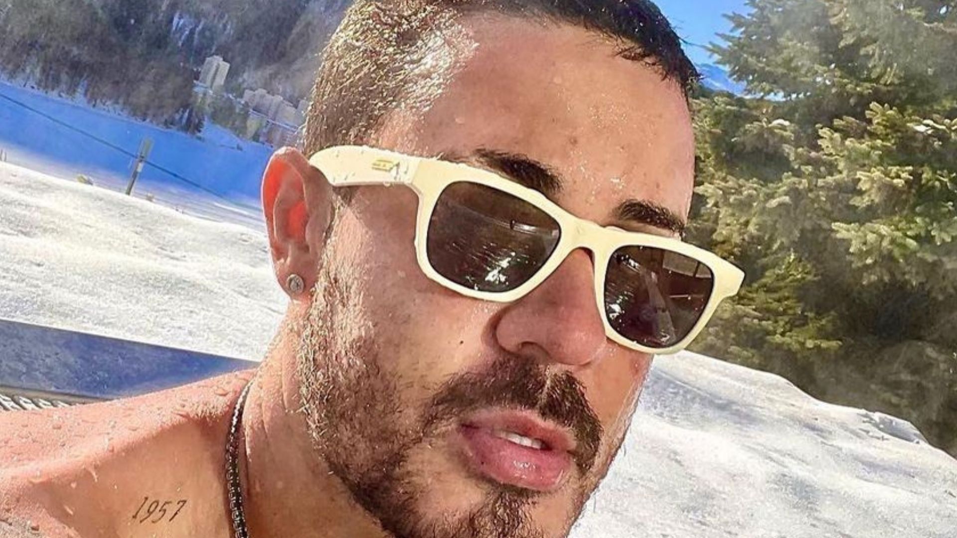 Corajoso! Carlinhos Maia toma banho de piscina no meio da neve: “Virou picolé”