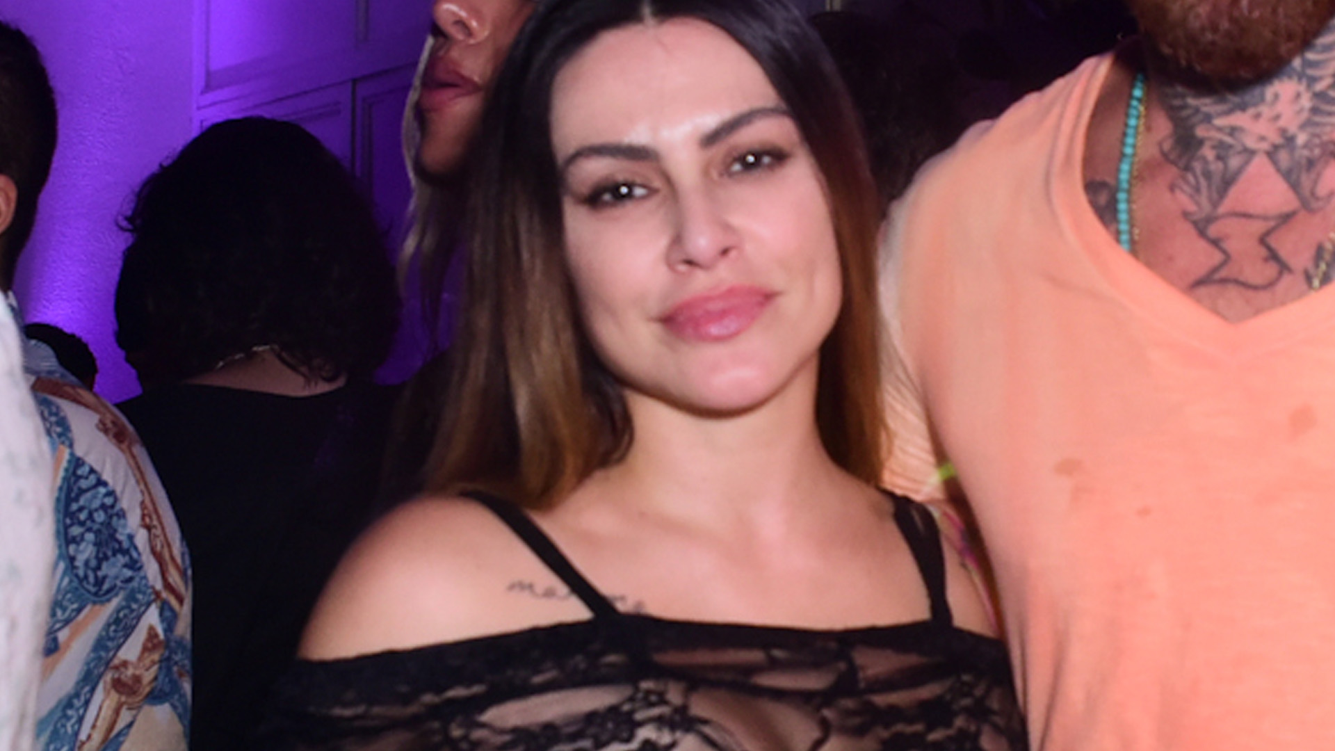 Cleo curte show de Ludmilla com vestido transparente e rouba a cena