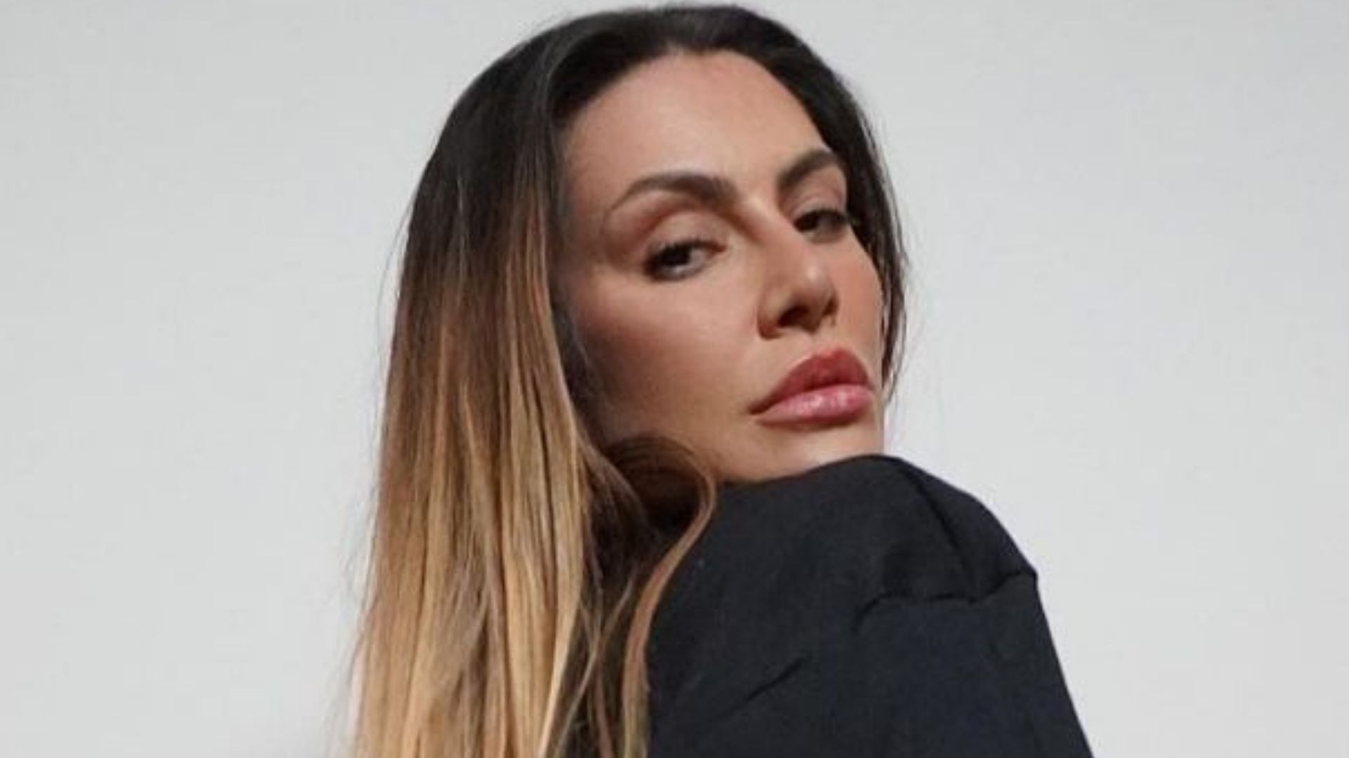Cleo usa microshort jeans e deixa polpa do bumbum escapar: “Pecado”