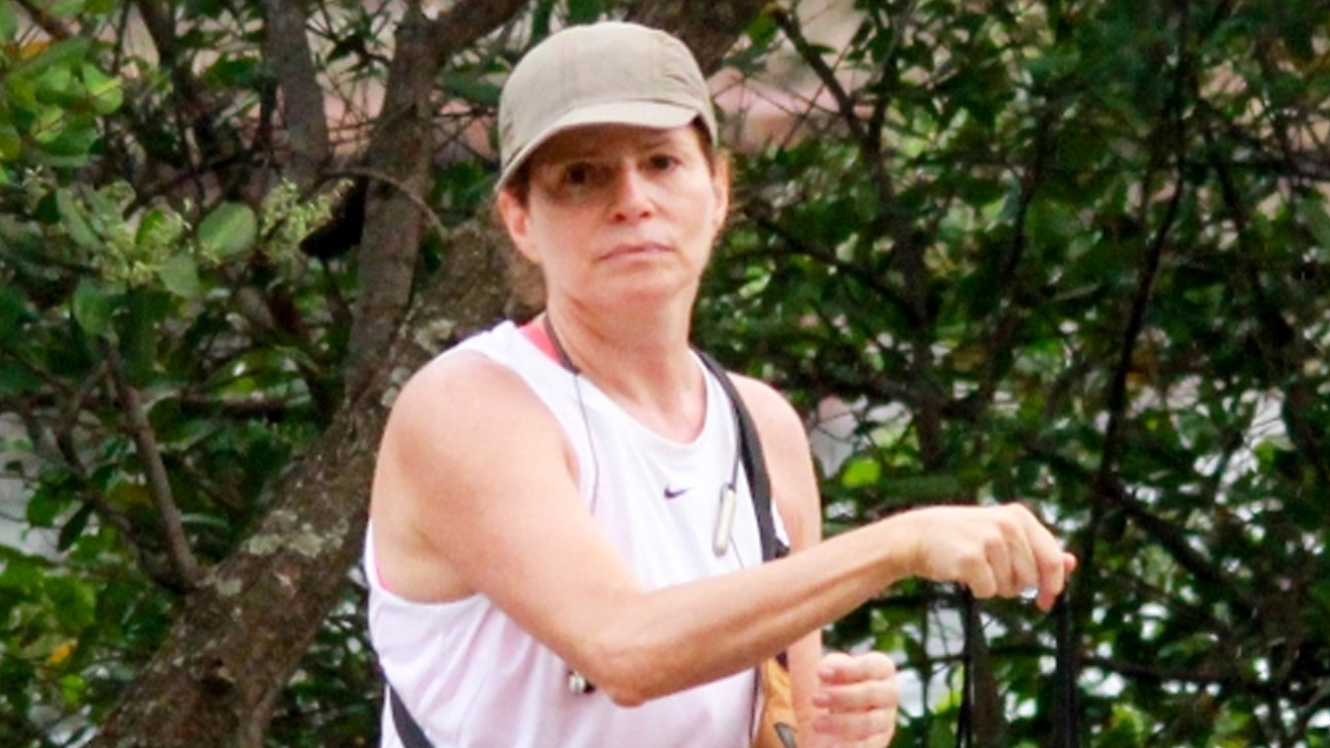 Discreta, Debora Bloch faz raríssima aparição com o marido