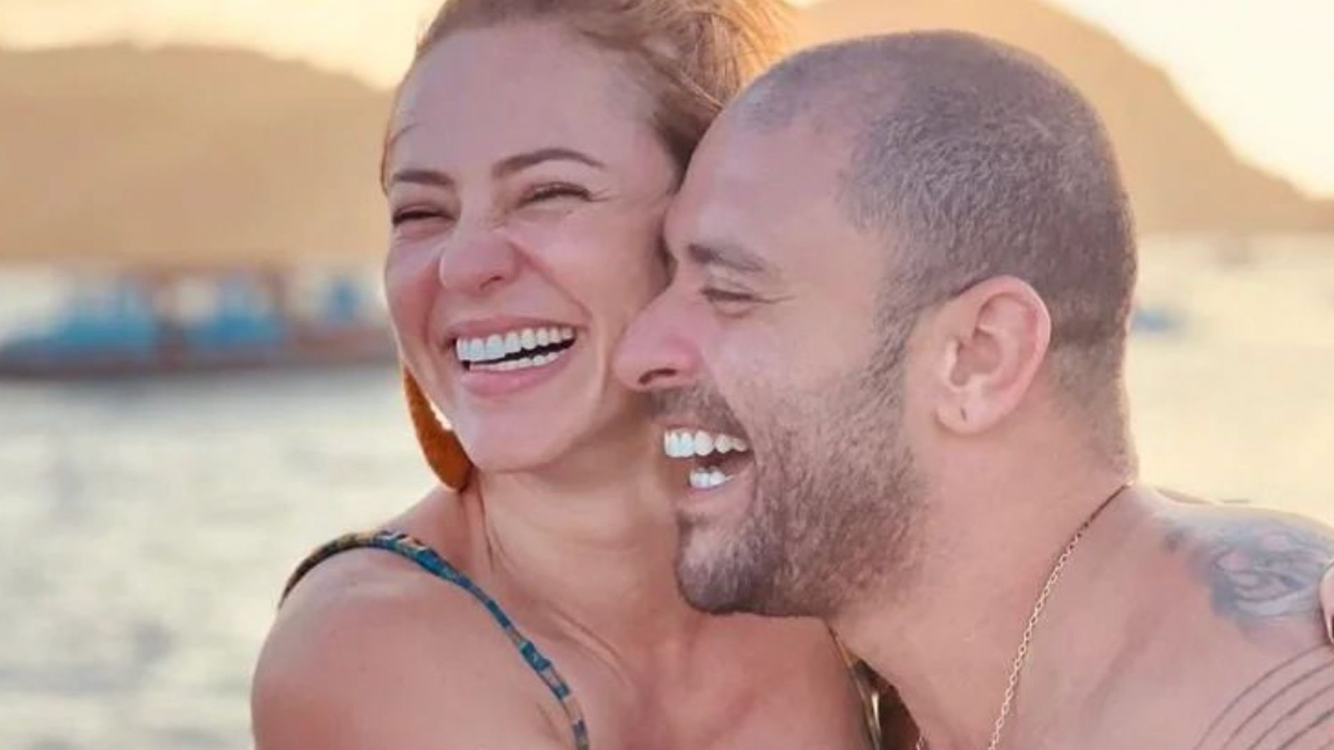 De biquíni, Paolla Oliveira troca carinhos com Diogo Nogueira na praia: “Que dupla”