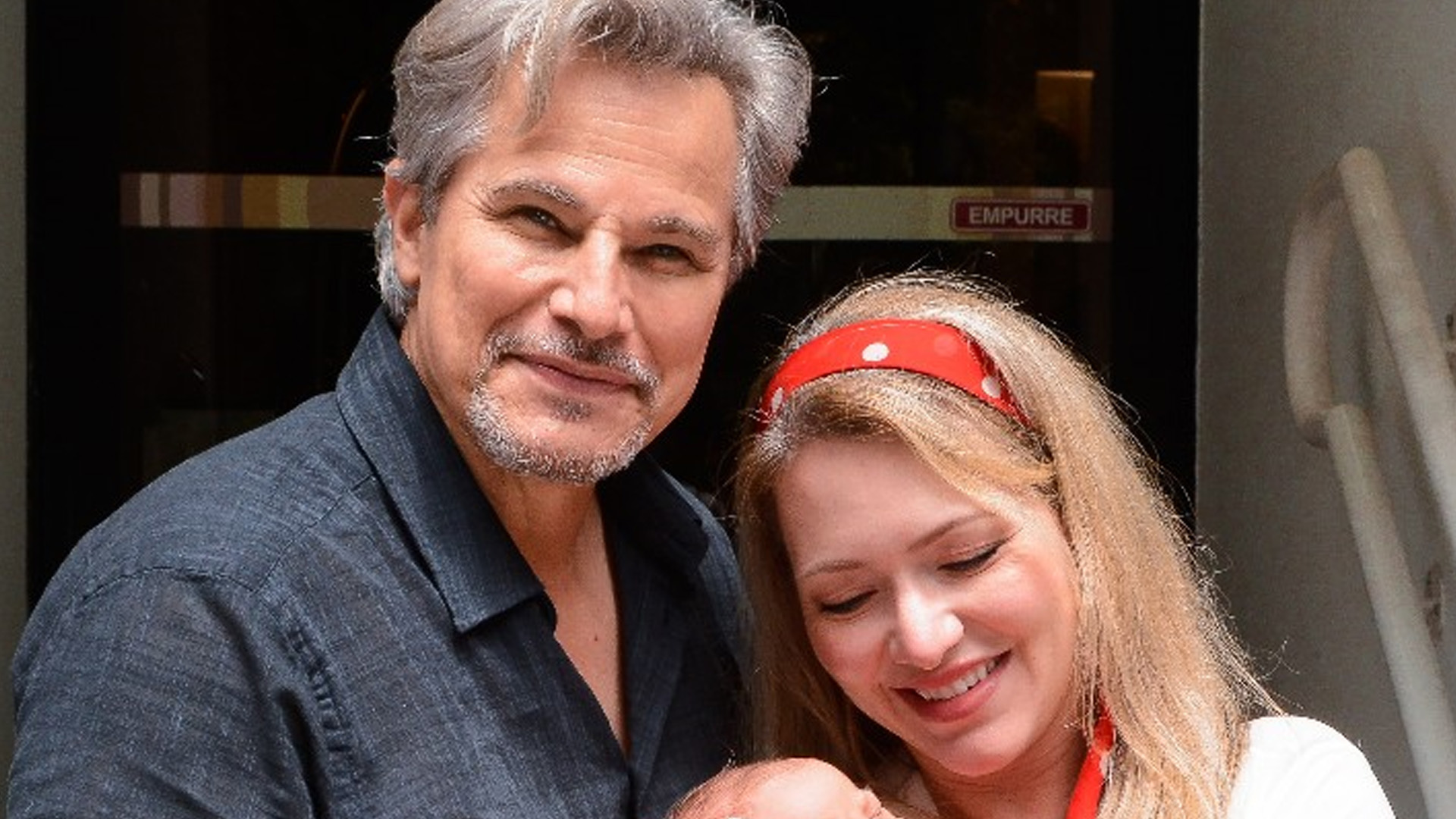 Edson Celulari e Karin Roepke deixam maternidade com a filha recém-nascida