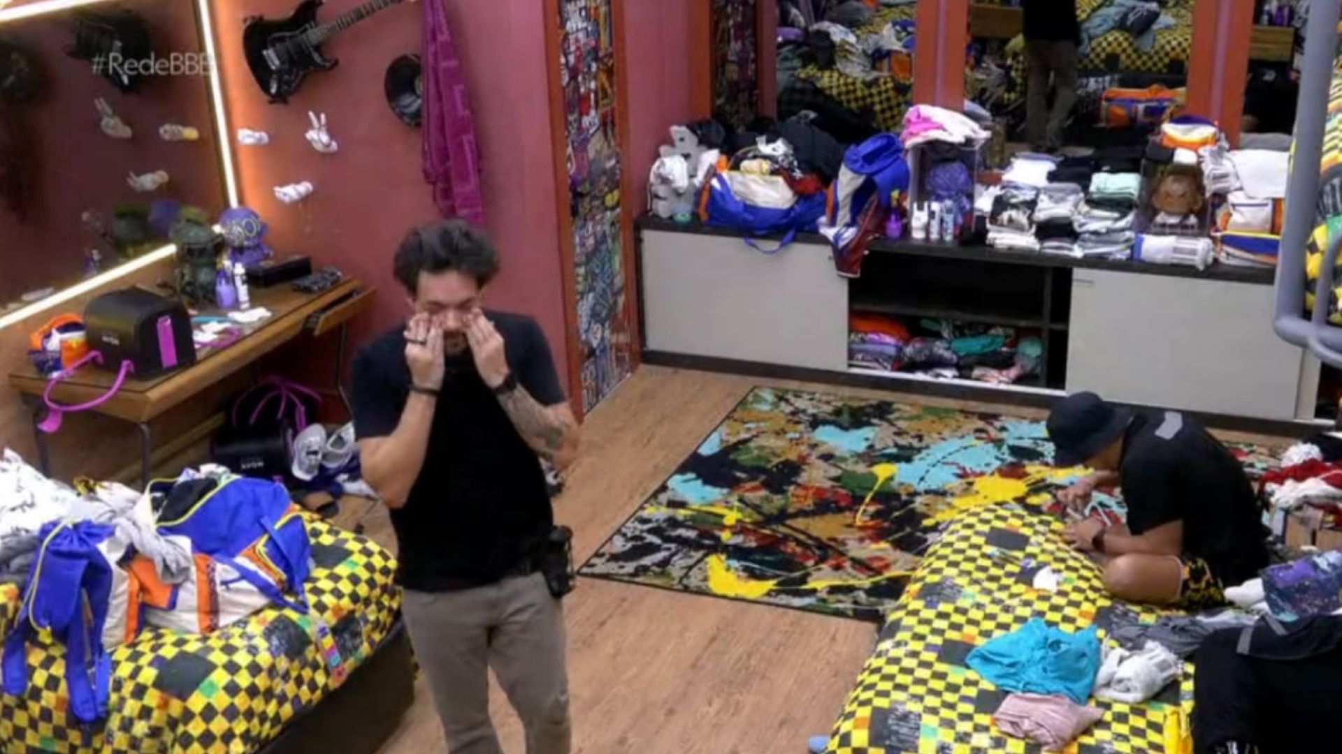 BBB22: Eli faz leva e trás entre Jade e Arthur e gera ódio na web: “Fofoqueiro”