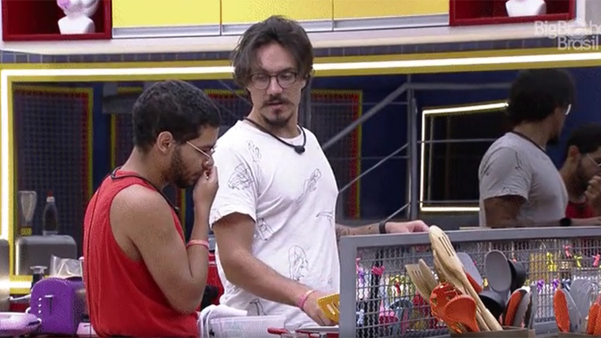 BBB22: Eliezer erra mão no tempero do feijão e vira piada na web: “Que crime”