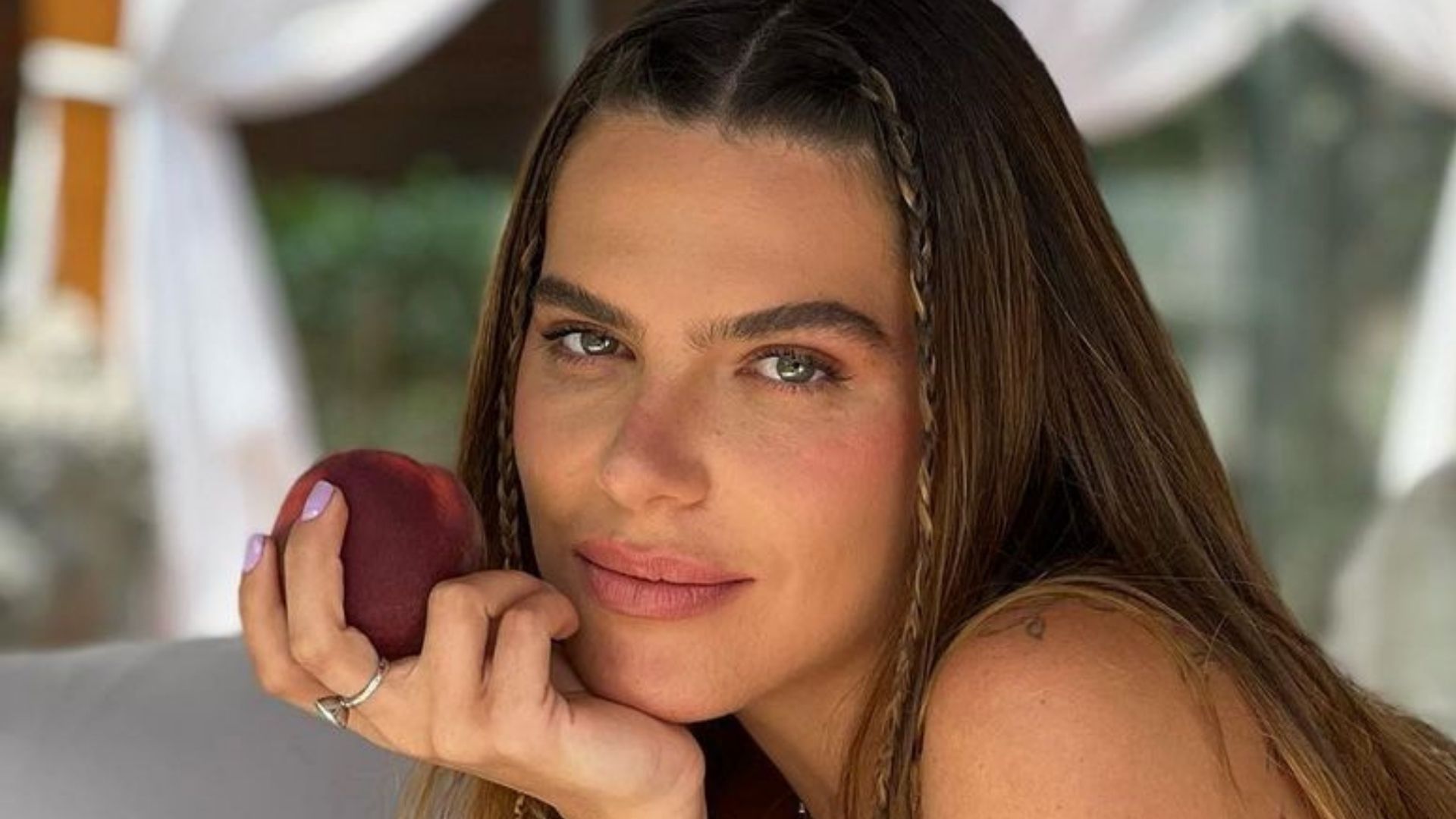 Esposa de Cauã Reymond posa com sutiã de strass e corpo sequinho choca: “Deusa”