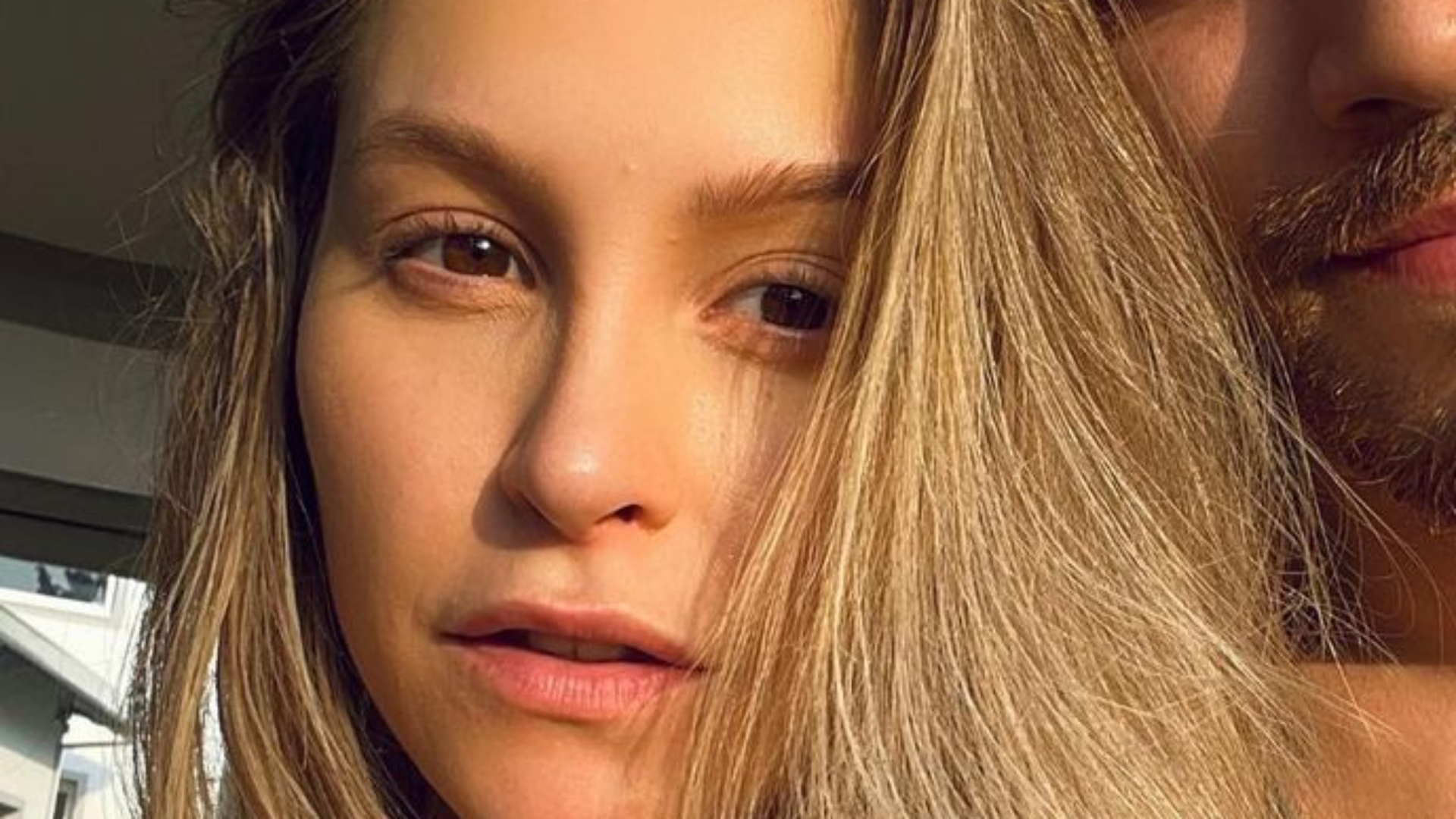 De biquíni, ex-BBB Carla Diaz posa em clima íntimo com novo namorado bonitão