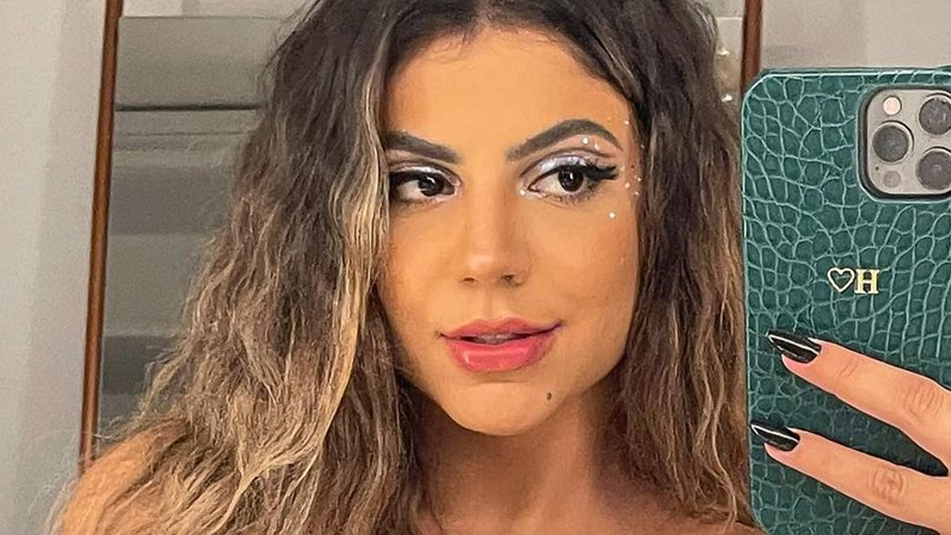 Ex-BBB Hariany Almeida deixa ombro do roupão cair sem nada por baixo: “Linda”