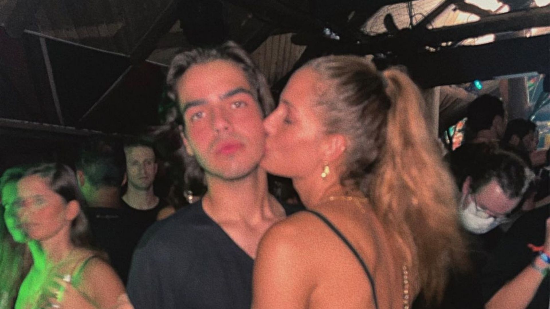 Após completar 18 anos, filho de Faustão troca caríncias com namorada em balada