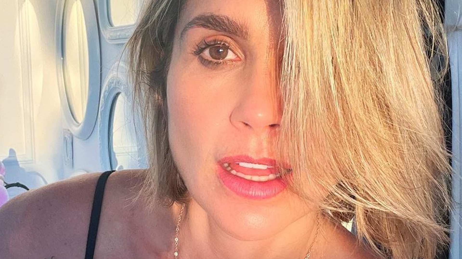 Flávia Alessandra dispensa sutiã e se inclina com top micro: “Mais linda”