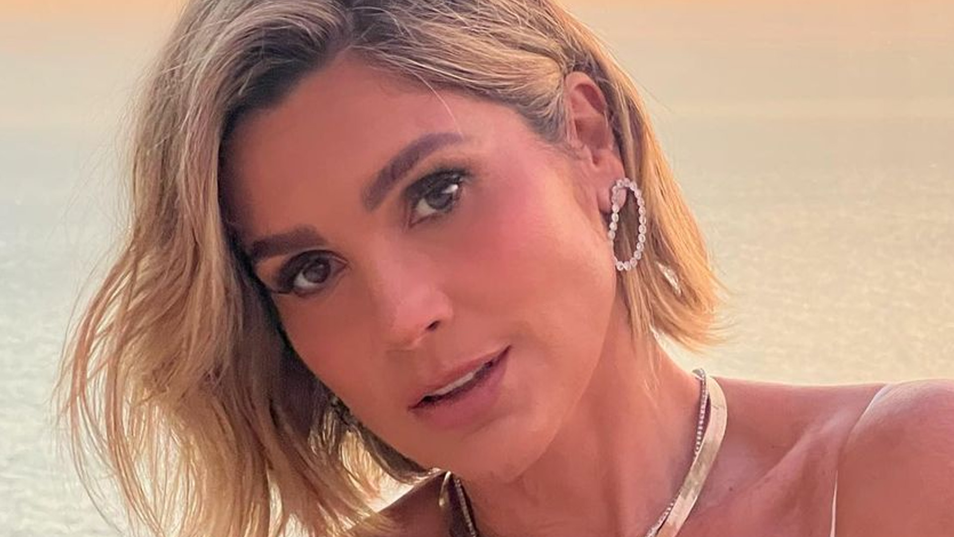 Flávia Alessandra aparece com vestido branco sem lingerie: “Elegante”