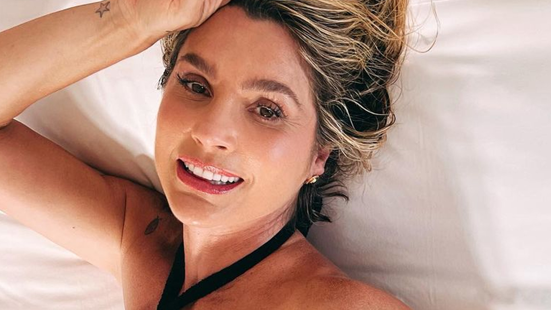 Sem calcinha, Flávia Alessandra posa com vestido recortado: “Espetáculo”