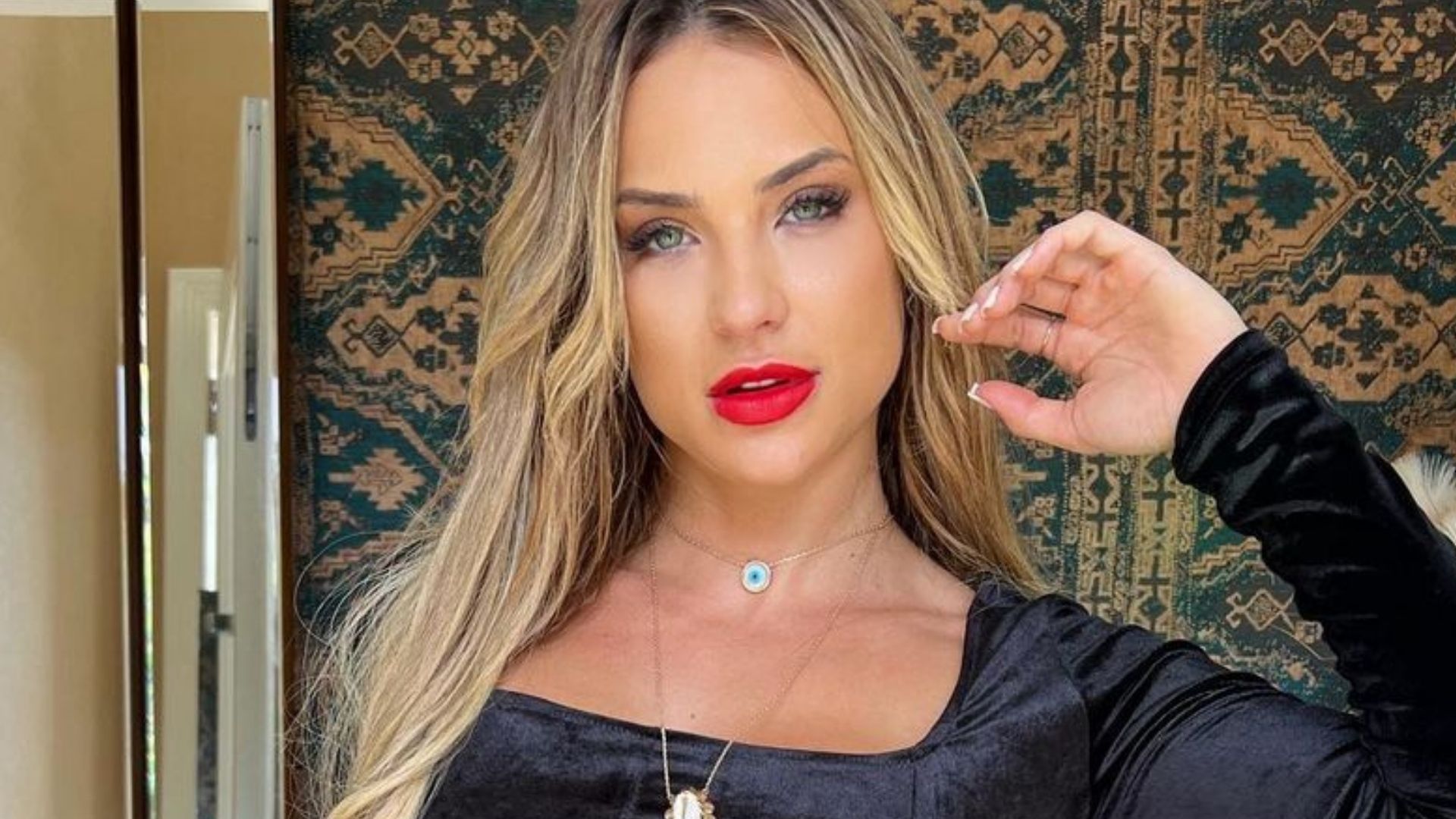 De microvestido, ex-BBB Gabi Martins exibe cintura PP e curvas causam: “Princesa”