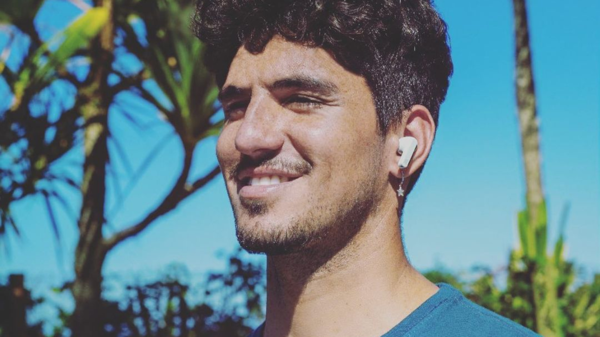 A fila andou? Gabriel Medina é flagrado aos beijos com digital influencer