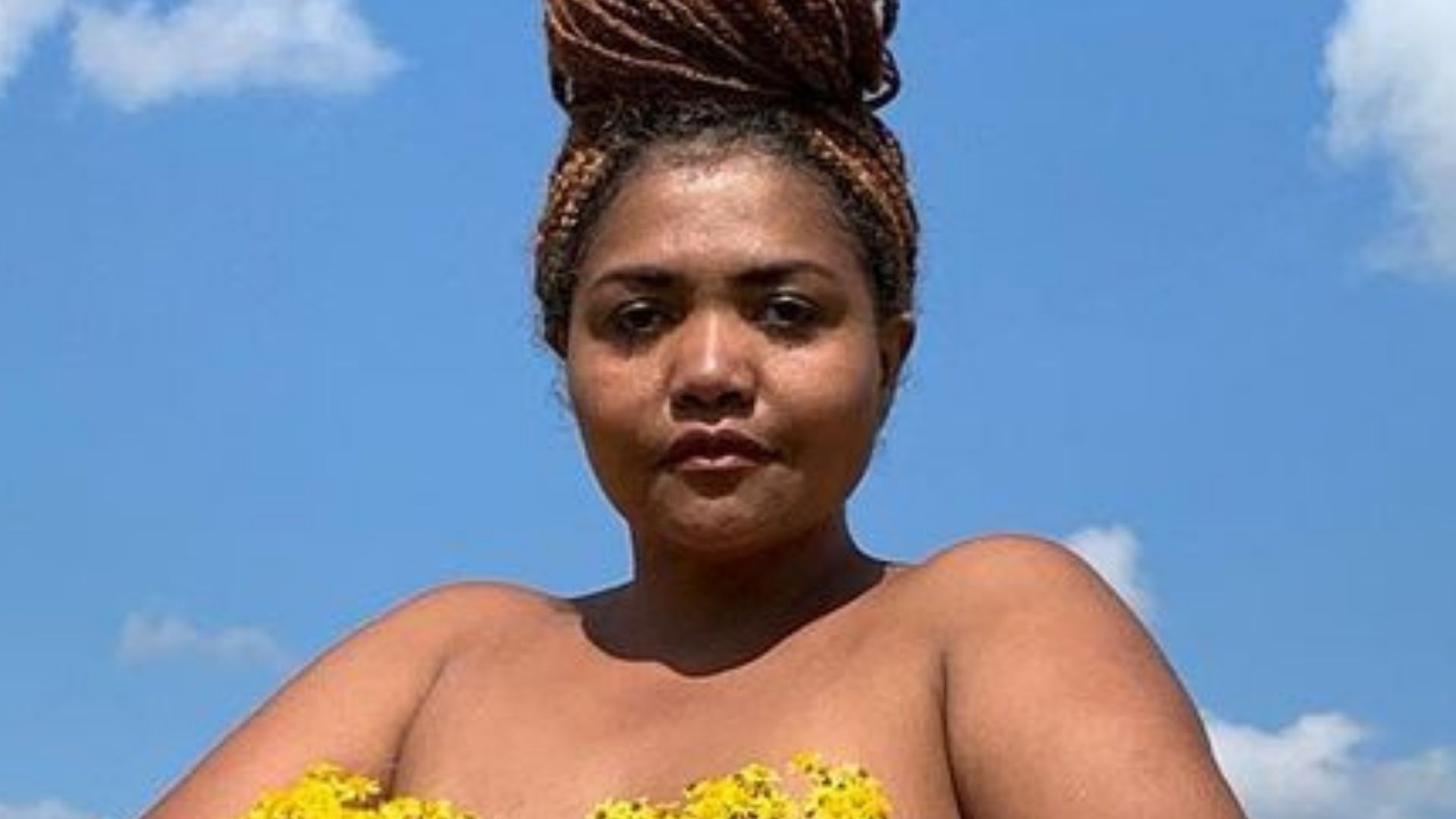Gaby Amarantos dispensa roupas e surge completamente nua no campo: “Rainha”