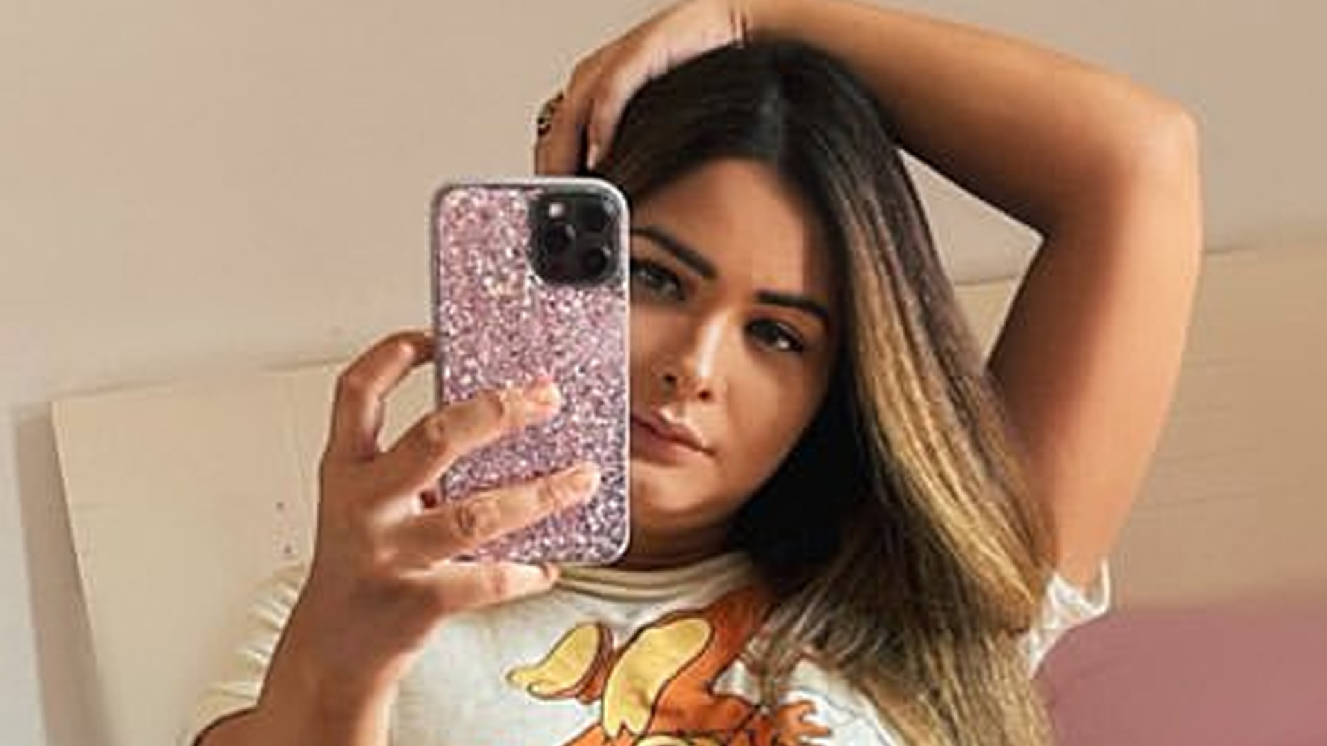Geisy Arruda exagera no cropped e quase mostra tudo sem sutiã: “Mais desejada”