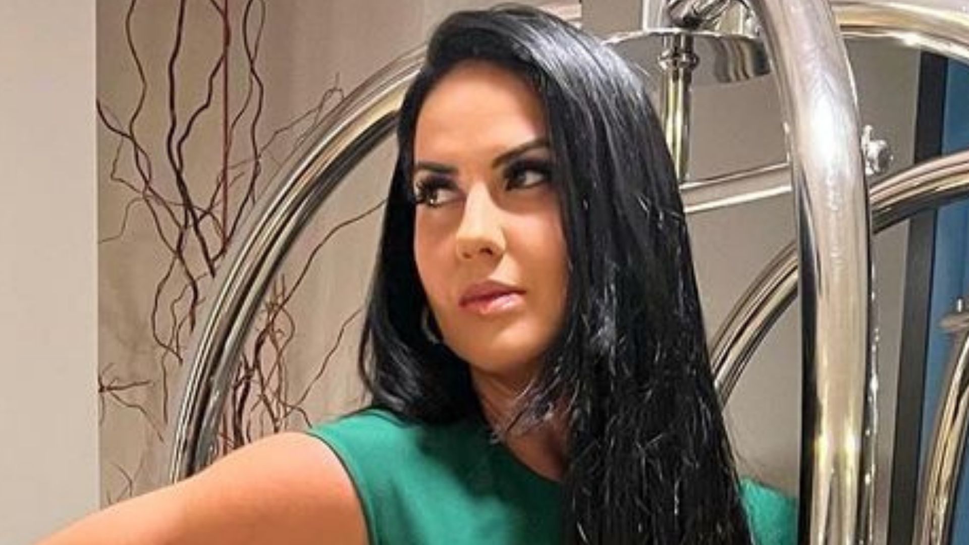Graciele Lacerda causa em jantar luxuoso de vestido tubinho e saltão: “Poder”