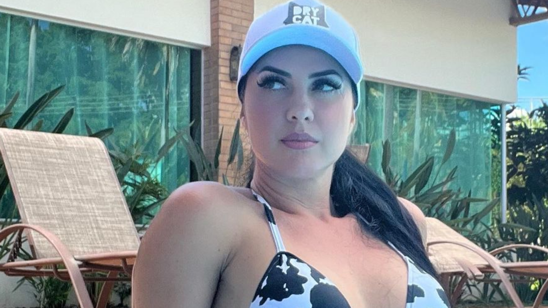 De biquíni, Graciele Lacerda ostenta coxas grossas e abdômen sarado: “Monumento”
