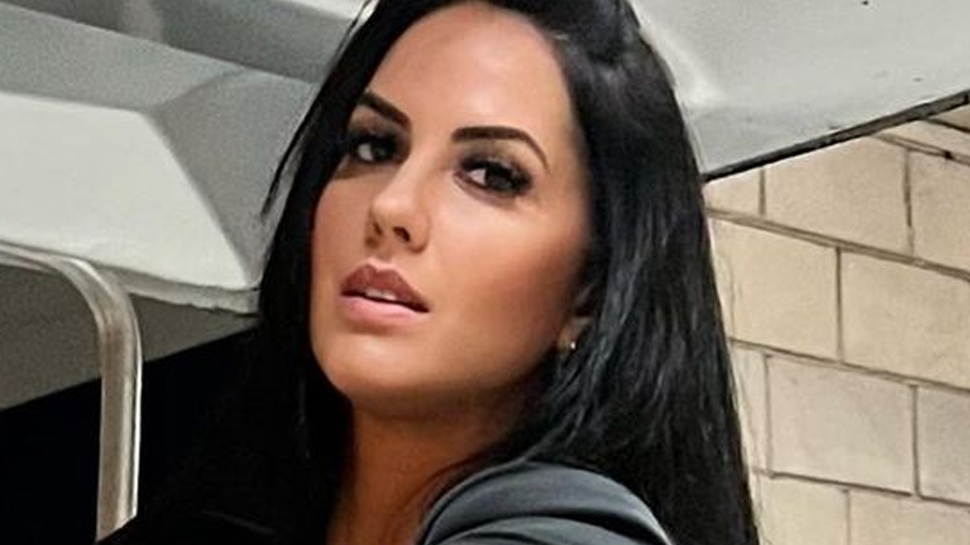Graciele Lacerda mostra tanquinho com top nos bastidores da Globo: “Deusa”