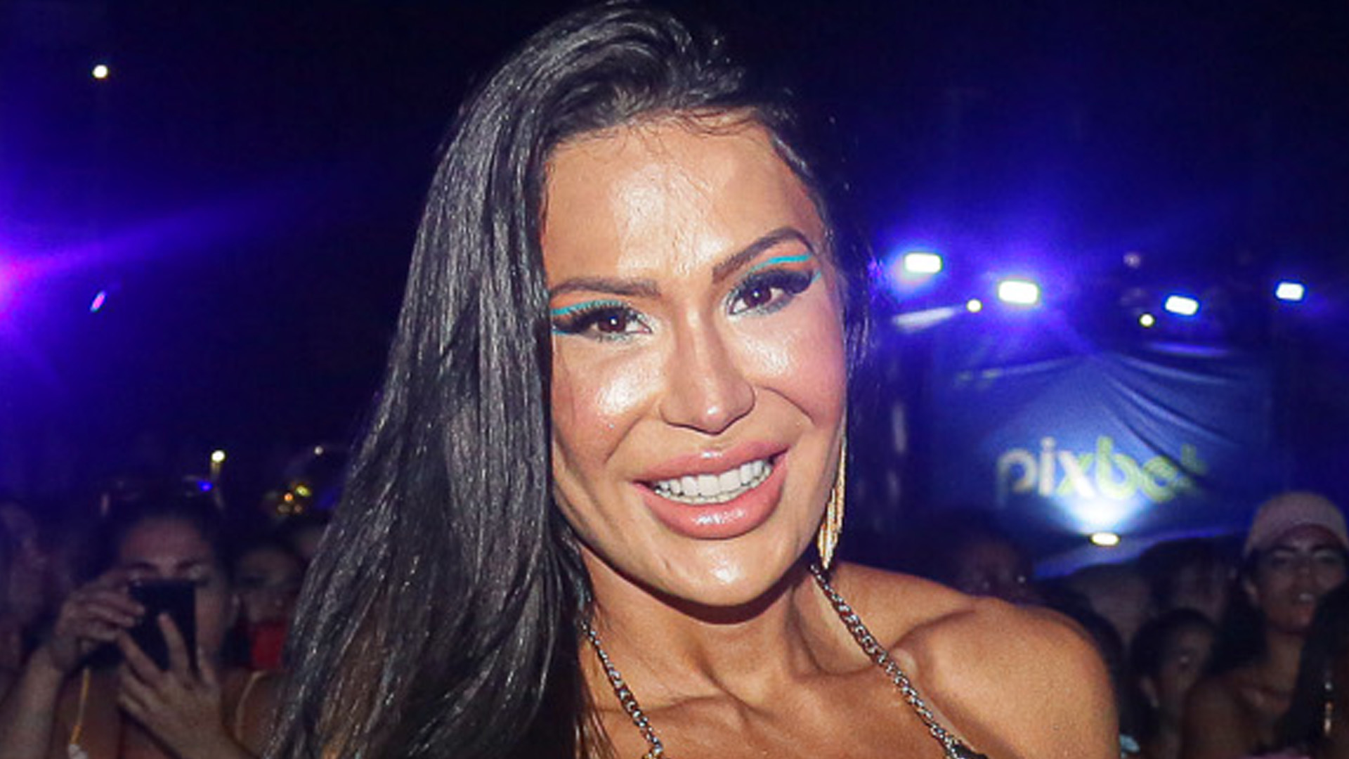 Gracyanne Barbosa aposta em decote invertido e deixa seios no limite