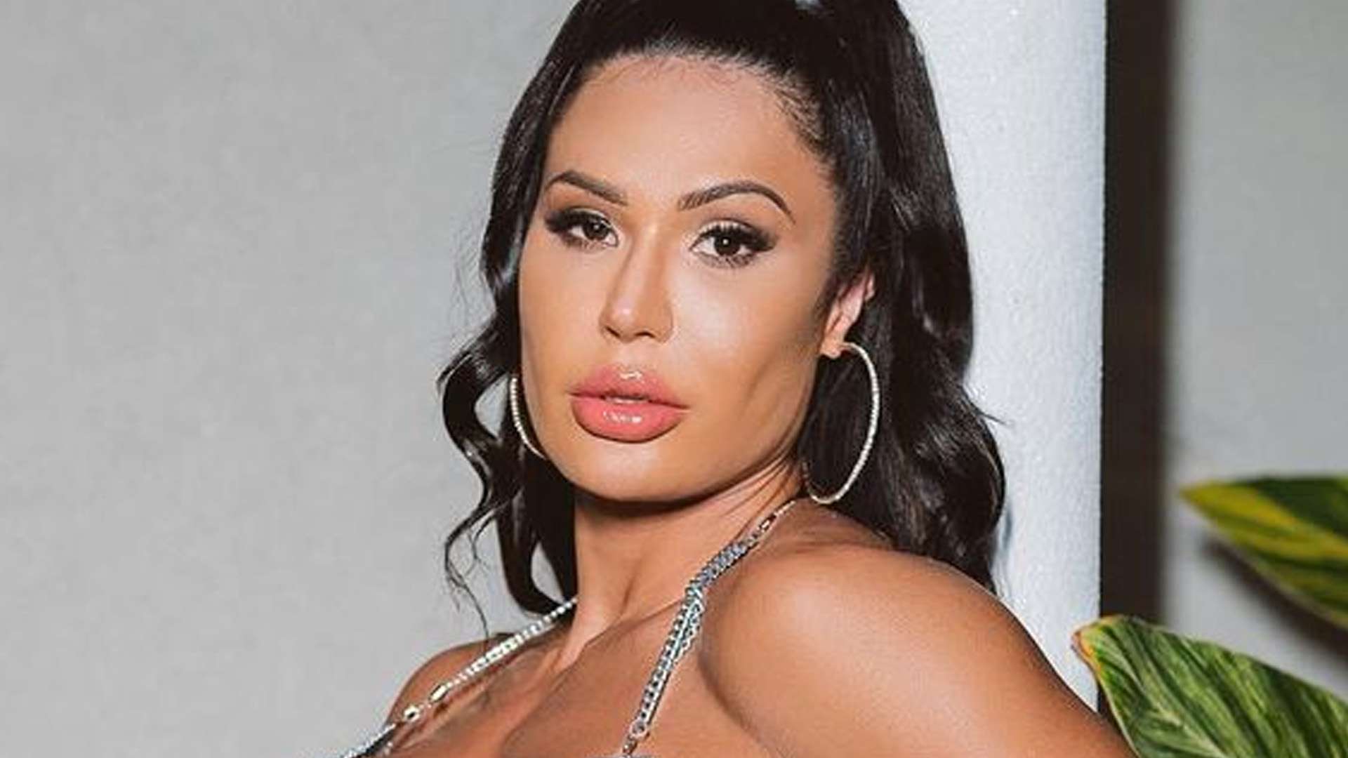 Gracyanne Barbosa dispensa sutiã e calcinha e mostra tudo sob vestido: “Deusa”